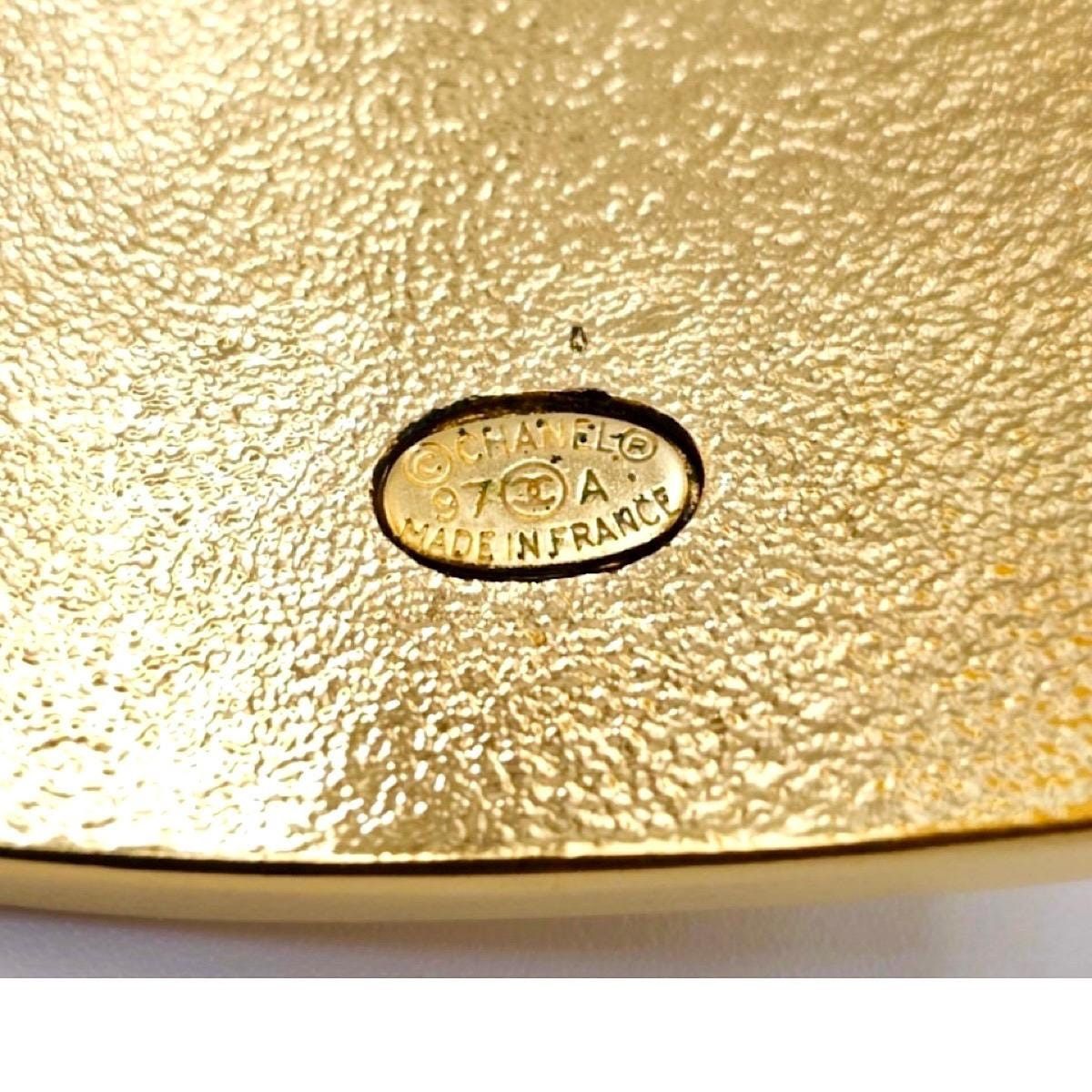 Chanel MINT. Vintage Chanel matelasse golden cuff link bangle Size ONE SIZE - 5 Thumbnail