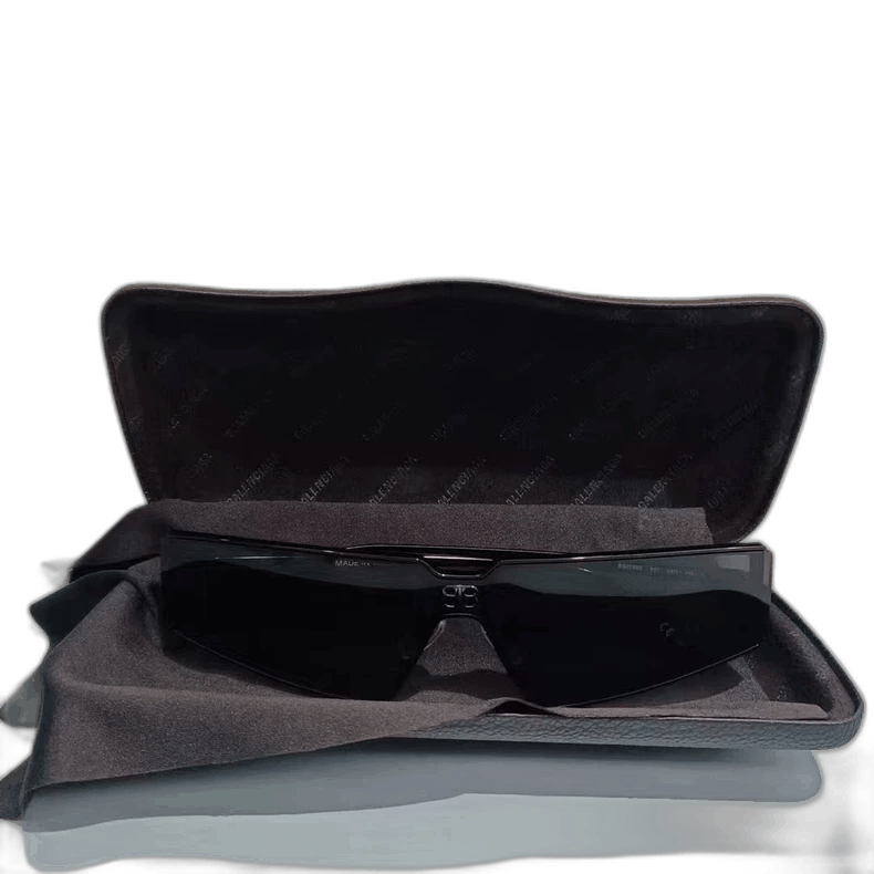 Balenciaga Under Armour Rectangle サングラス で ブラック Balenciaga - Under Armour® Rectangle Sunglasses - Black