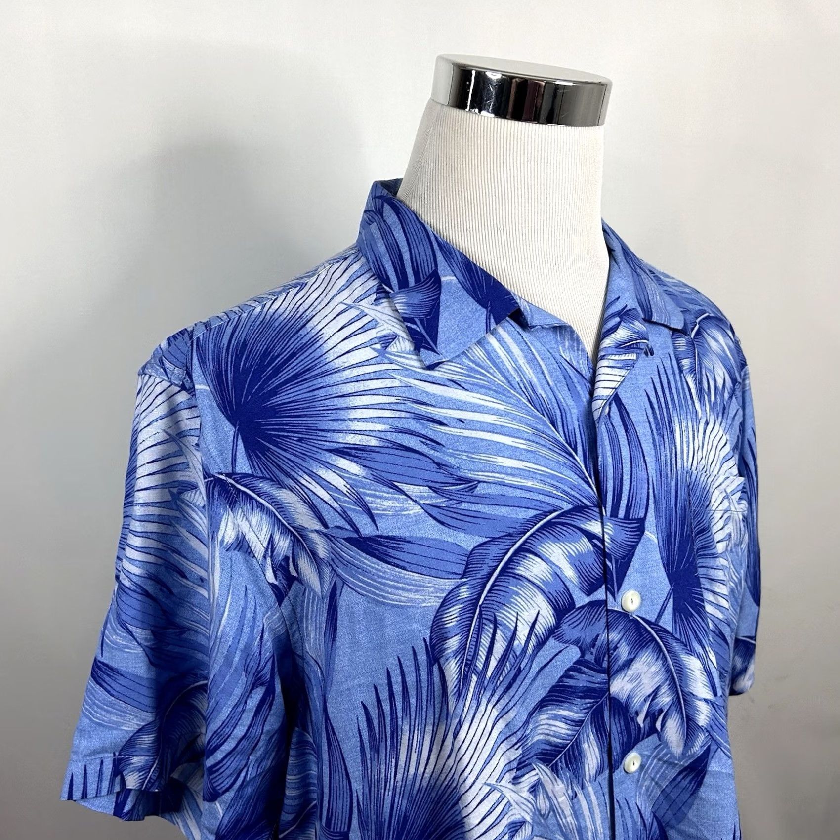 Tommy Bahama Tommy Bahama Shirt Hawaiian Floral Palm Fronds Blue White Rayon Button-Up Shirt Mens L Casual Size US L / EU 52-54 / 3 - 2 Thumbnail
