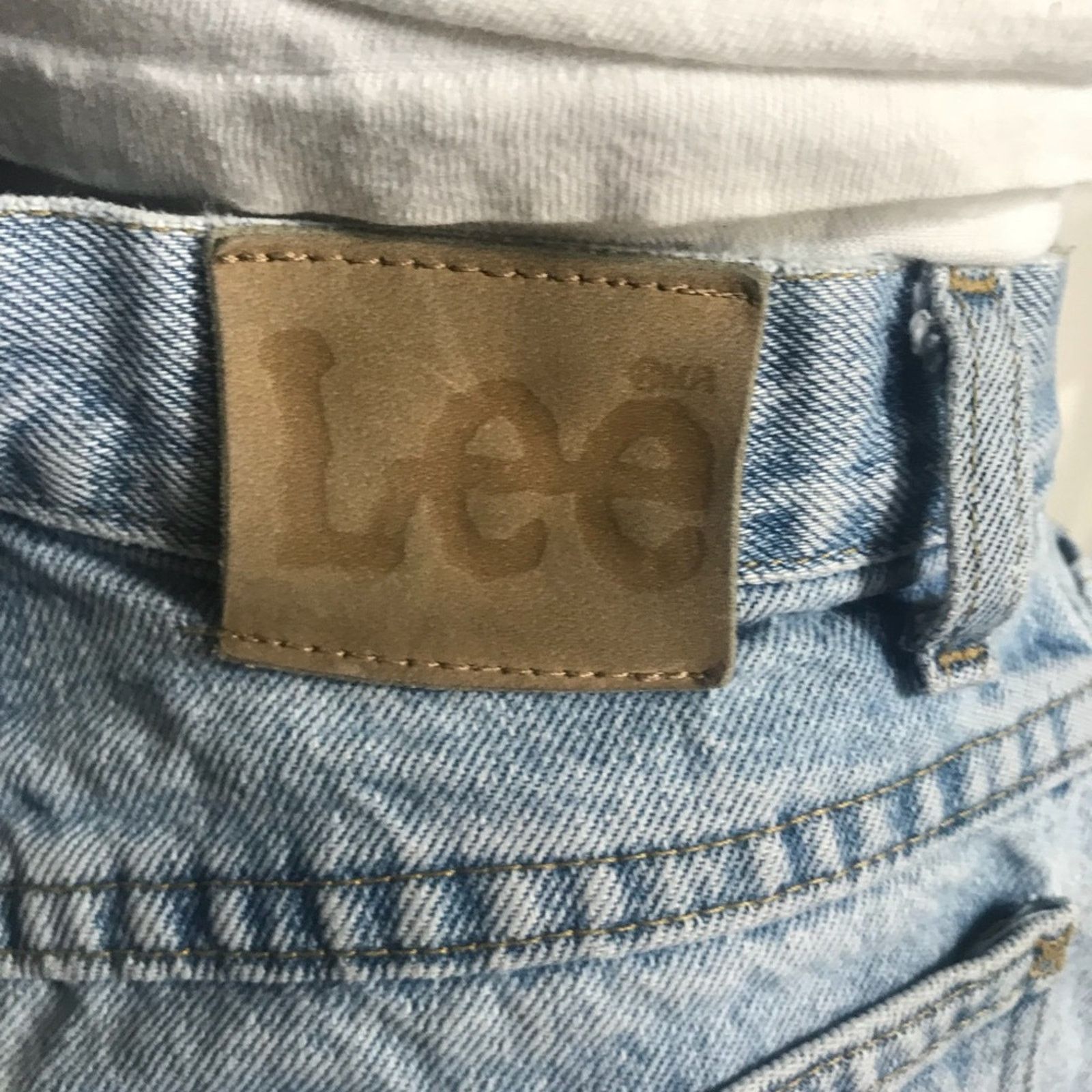 Vintage Vintage High Waisted Light Wash Denim Lee Shorts 1970s GREAT Size 26" / US 2 / IT 38 - 5 Thumbnail