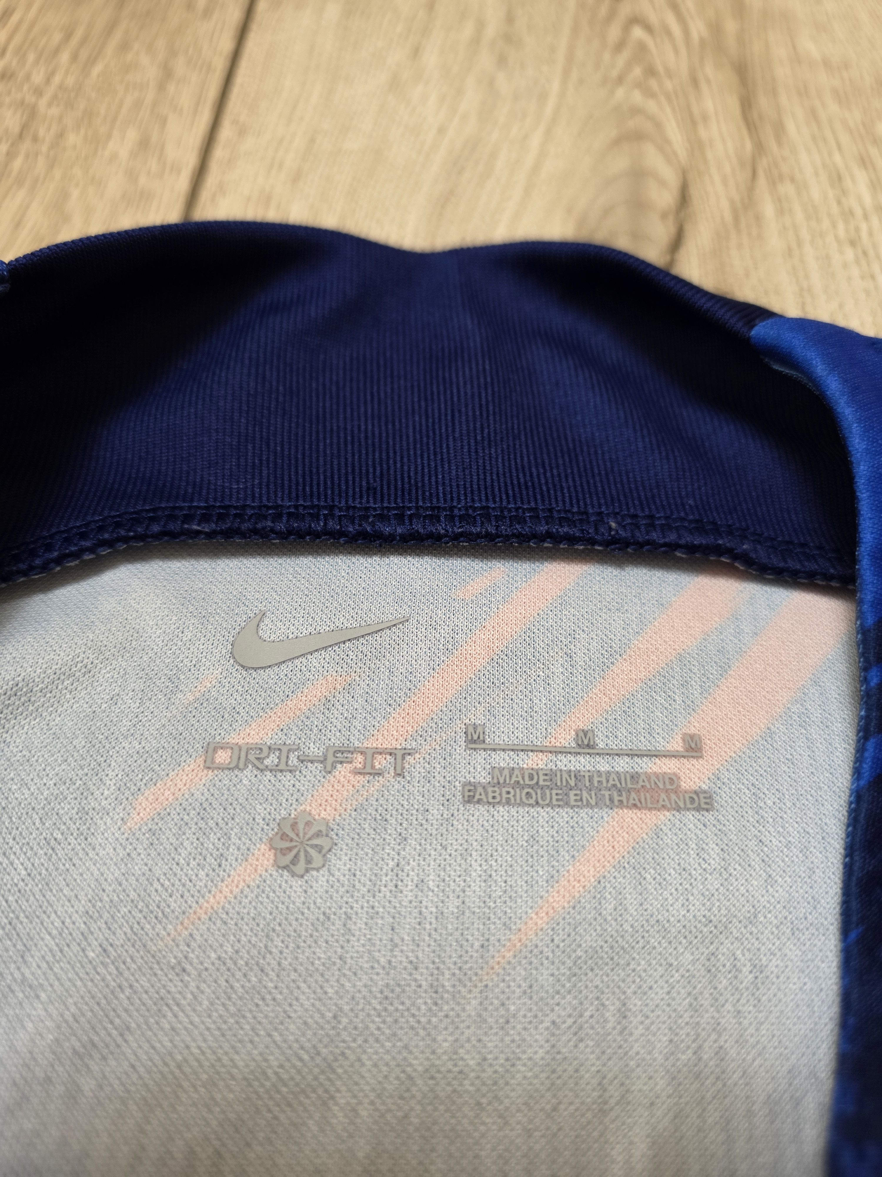 Nike ENGLAND 2022 2023 PRE-MATCH FOOTBALL SHIRT SOCCER JERSEY Size US M / EU 48-50 / 2 - 6 Thumbnail