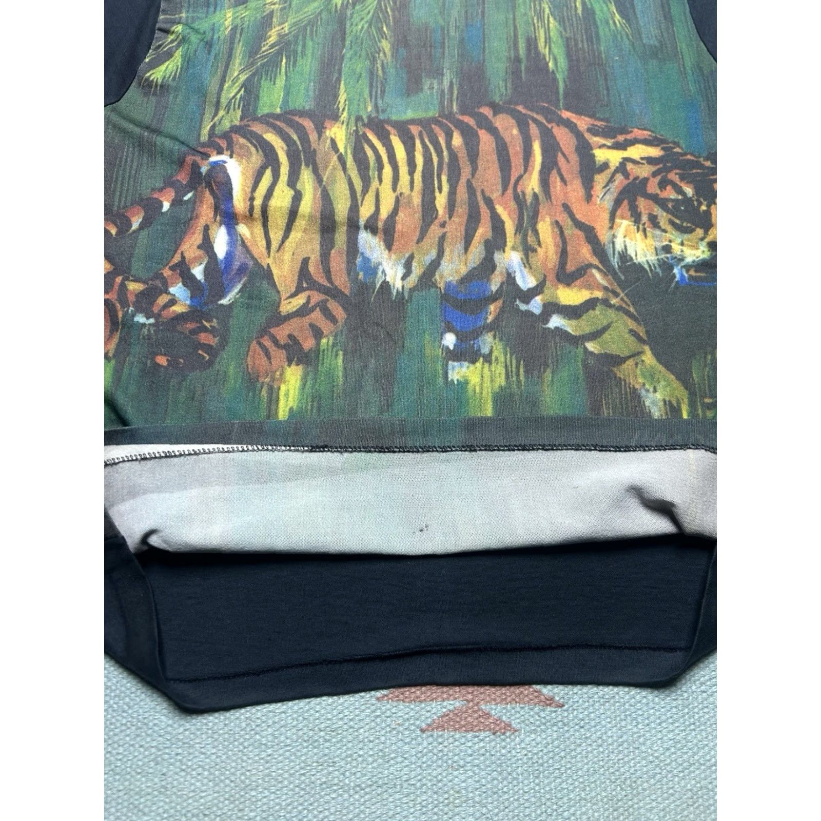 Vintage VINTAGE Tiger Print Long Sleeve T Shirt Nature Animal M/L Black Mens T-Shirt M & M 70s Size US L / EU 52-54 / 3 - 4 Thumbnail