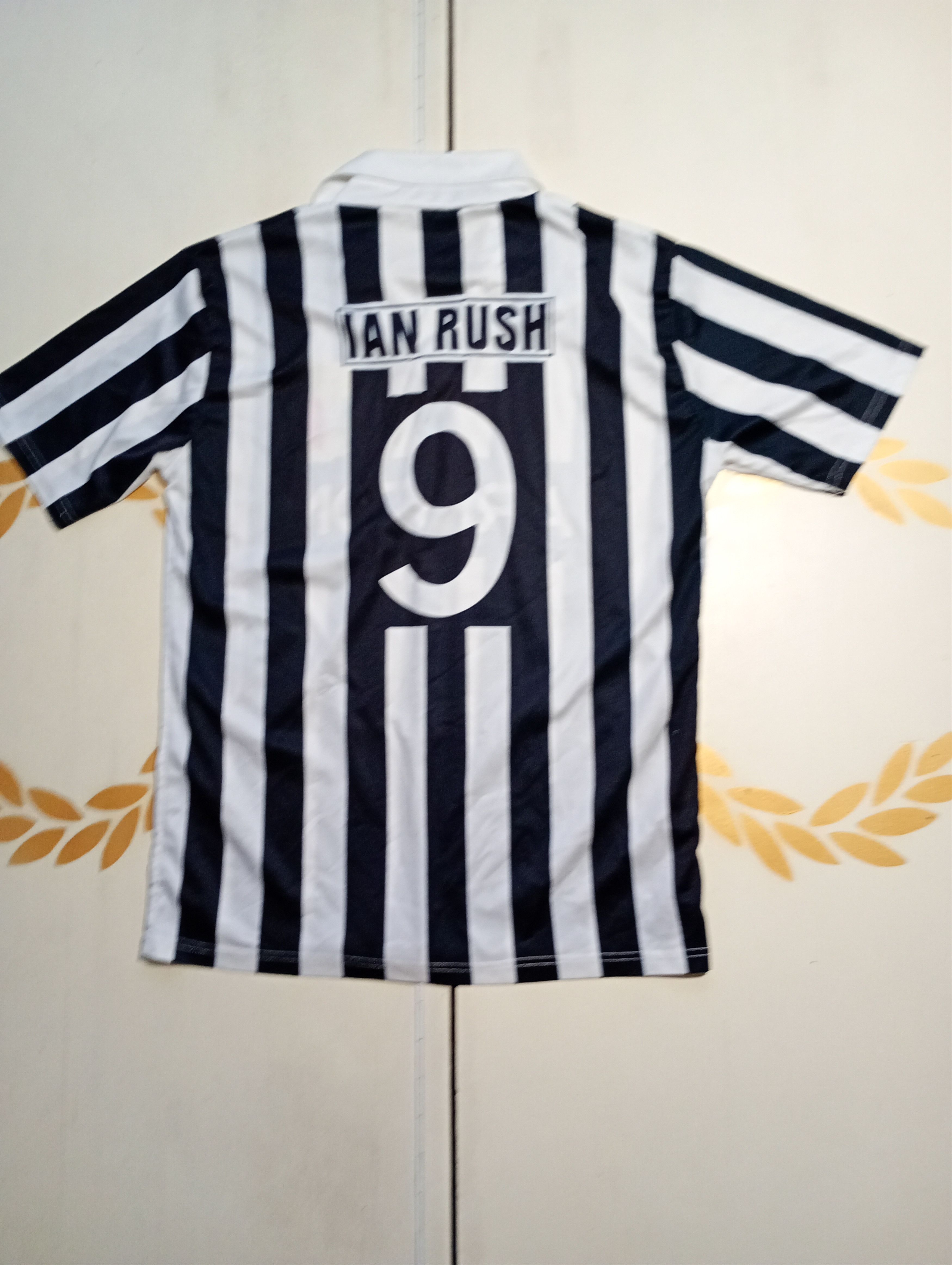 Vintage Juventus Fan Version Home Jersey 9 Ian Rash 1986-1987 Size US M / EU 48-50 / 2 - 9 Thumbnail