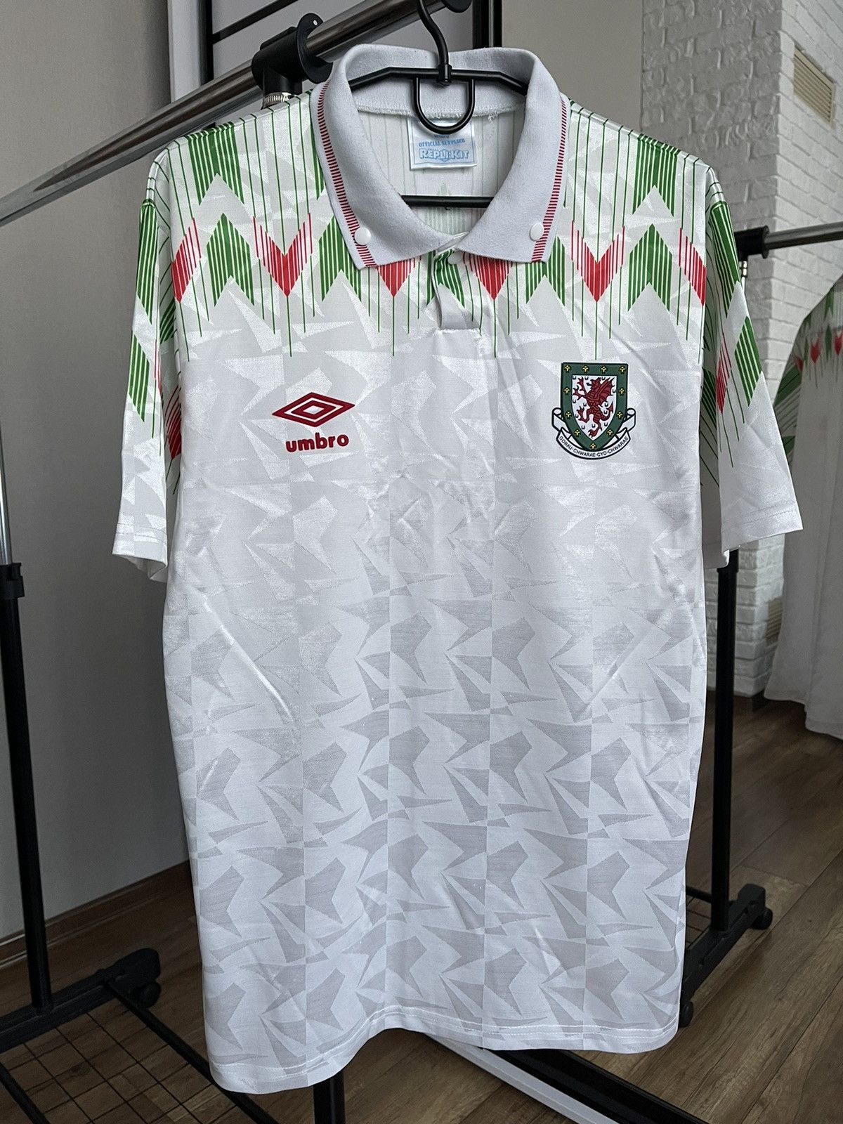 Umbro 1990/1992 Wales Umbro Vintage Away Soccer Jersey Size US L / EU 52-54 / 3 - 1 Thumbnail
