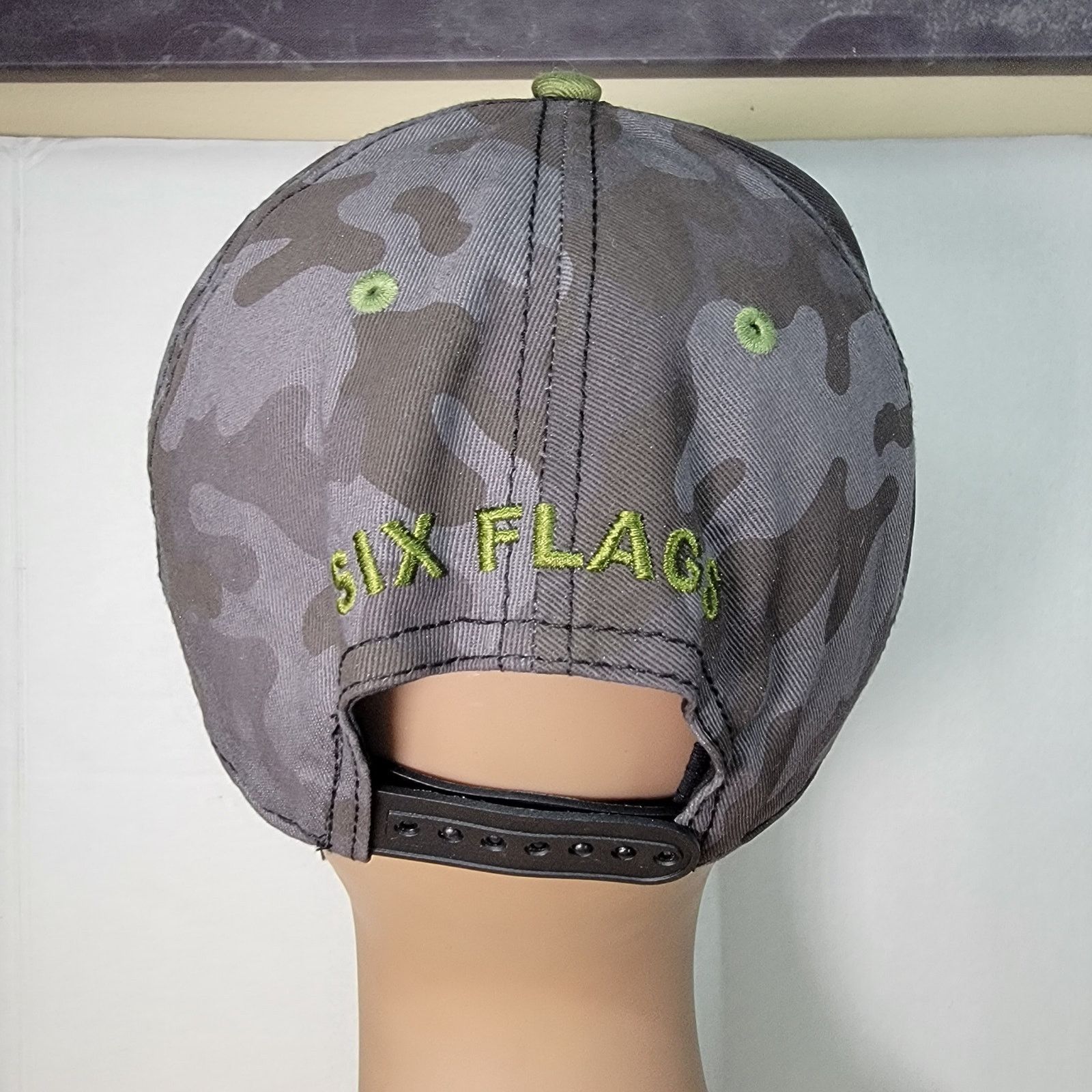 Other Six Flags Looney Tunes Camo Snap Back Hat w/ Embroidered Taz Size ONE SIZE - 4 Thumbnail