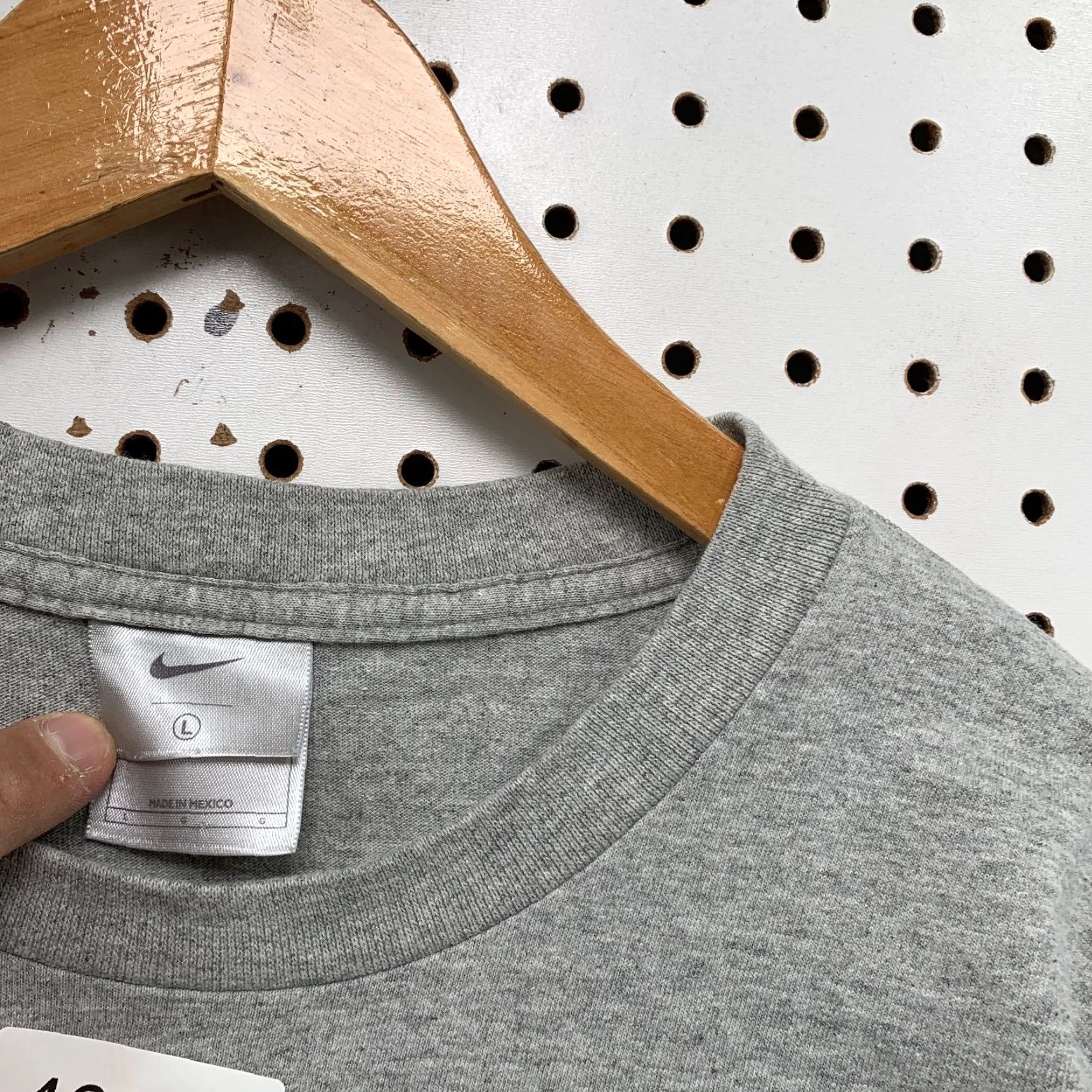 Nike VINTAGE Nike Essential Shirt Mens L Gray Center Swoosh Gray Tag Shirt Mens Large Gray Nike Essential Shirt Century Swoosh Size US L / EU 52-54 / 3 - 4 Thumbnail