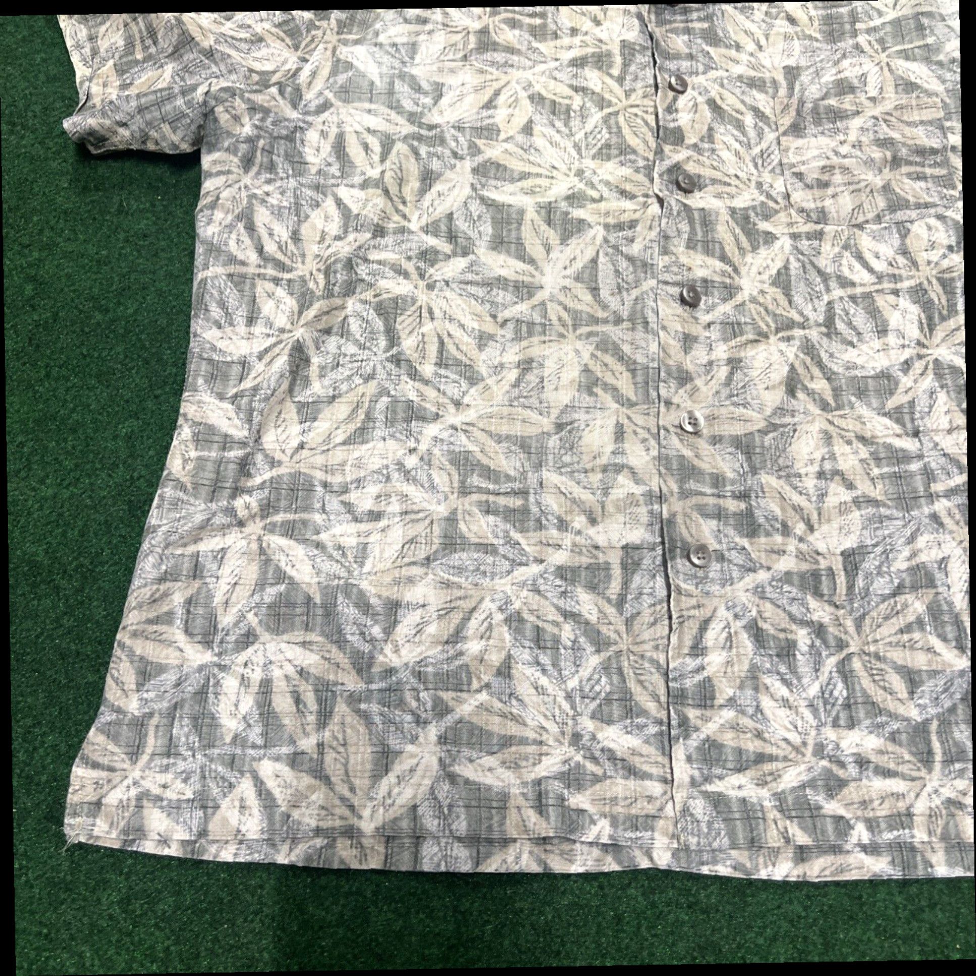 Van Heusen Van Heusen Hawaiian Shirt Mens Large 16-16.5 Green Beige Floral Short Sleeve Size US L / EU 52-54 / 3 - 2 Thumbnail