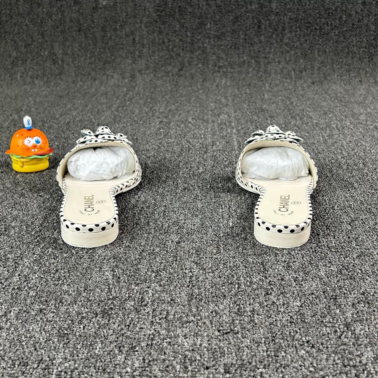 Chanel Chanel White Polka Dot Camellia Slippers 37.5 Size US 7 / IT 37 - 5 Thumbnail
