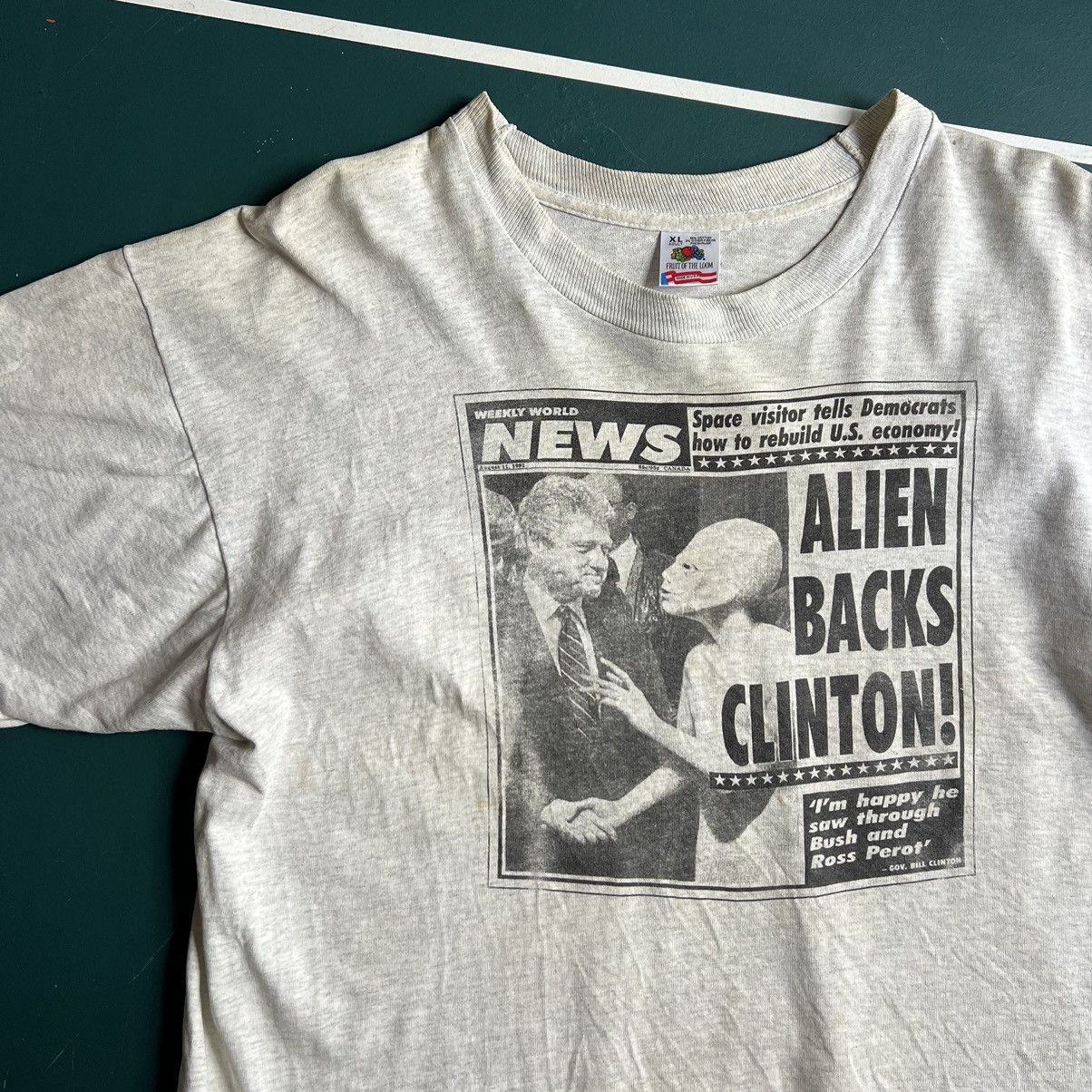 Fruit Of The Loom × Vintage Vintage 90's Alien Backs Clinton Newspaper Single Stitch Size US XL / EU 56 / 4 - 1 Thumbnail