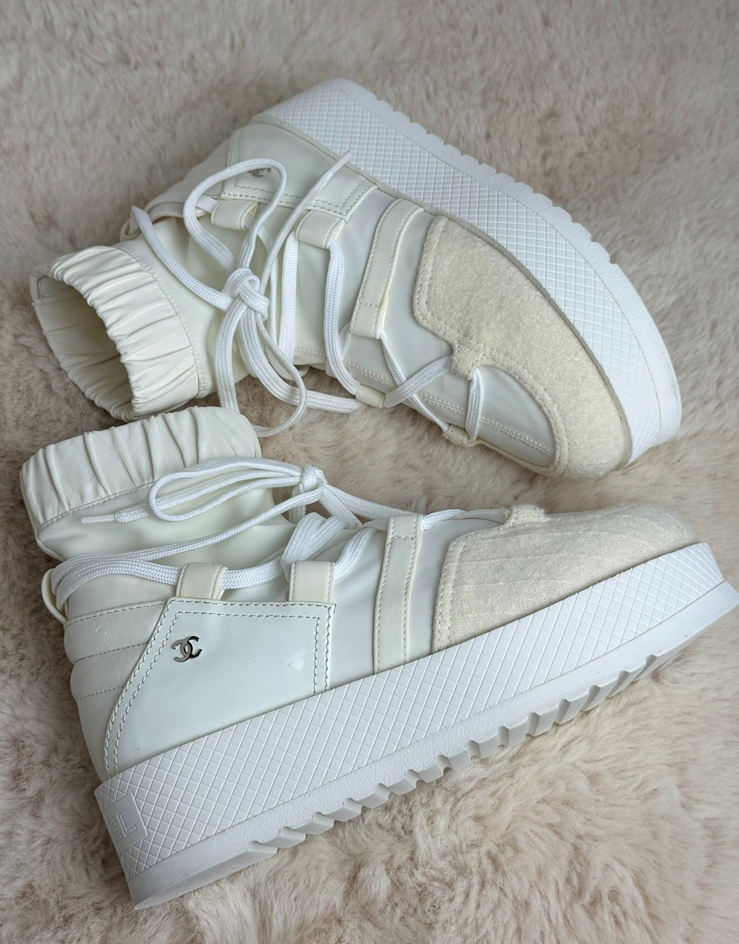 Chanel Chanel White Boots us_6 Women Size US 6 / IT 36 - 1 Thumbnail