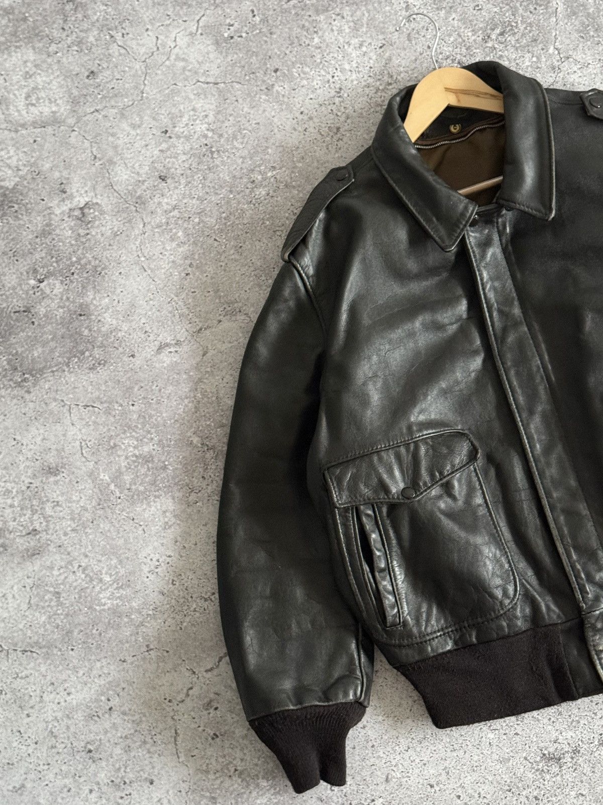 Schott Vintage Schott Black Heavyweight Leather A-2 Bomber Jacket Size US L / EU 52-54 / 3 - 4 Thumbnail