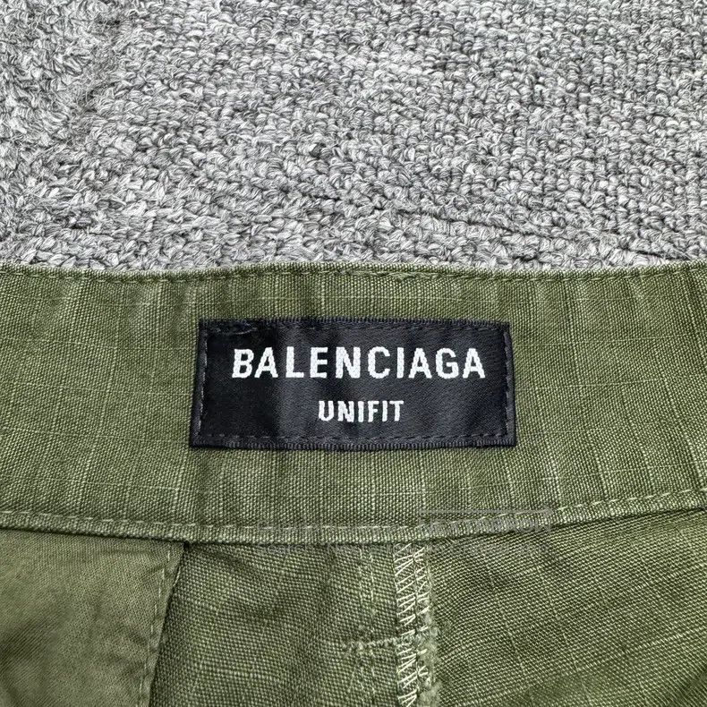 Balenciaga Balenciaga size L Pocket distressed detachable cargo pants Size US 27 - 2 Thumbnail