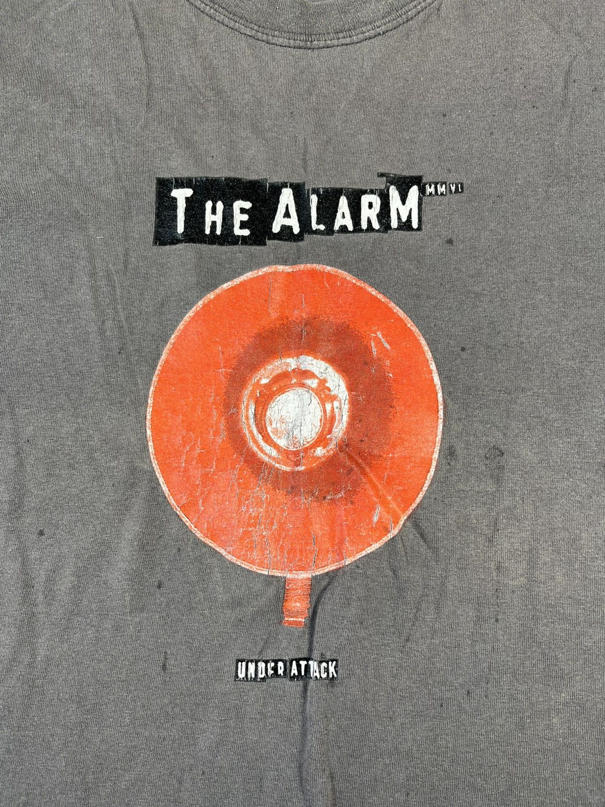 Gildan The Alarm Band Tee Faded Distressed Vintage Style Size US XL / EU 56 / 4 - 4 Thumbnail