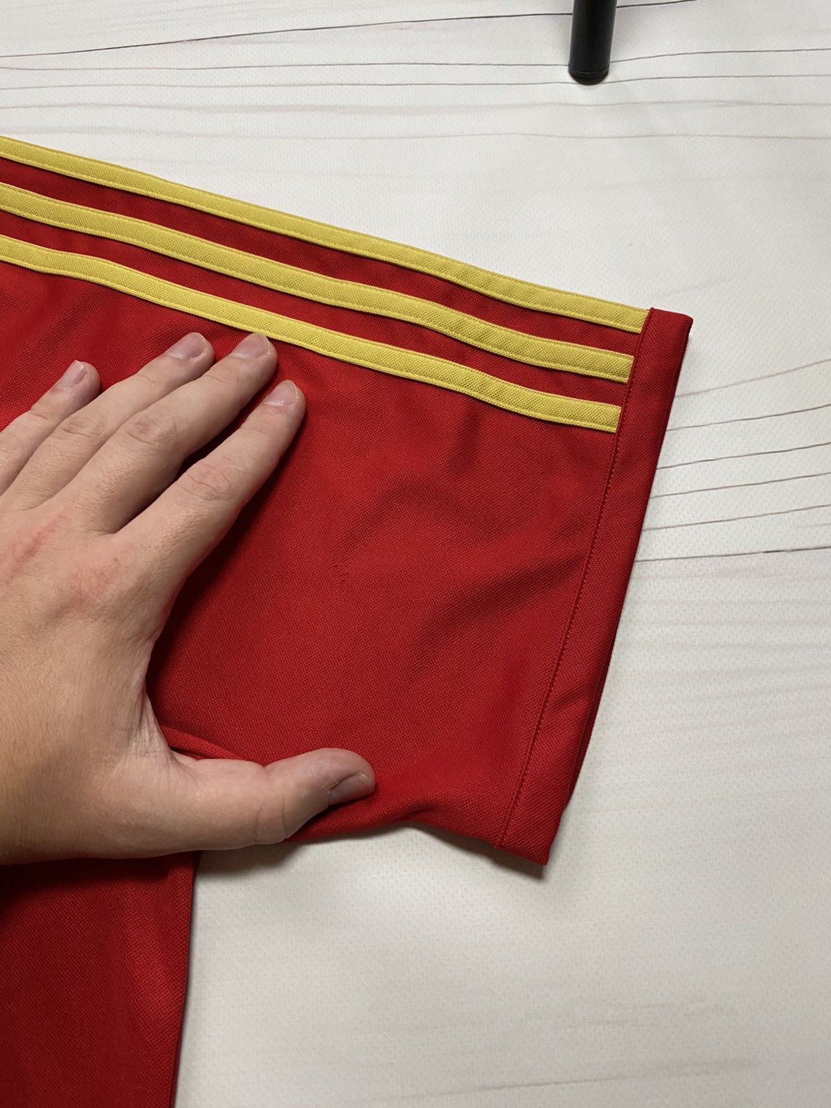 Adidas Vintage Adidas Spain 2007 home soccer football y2k jersey Size US L / EU 52-54 / 3 - 8 Thumbnail