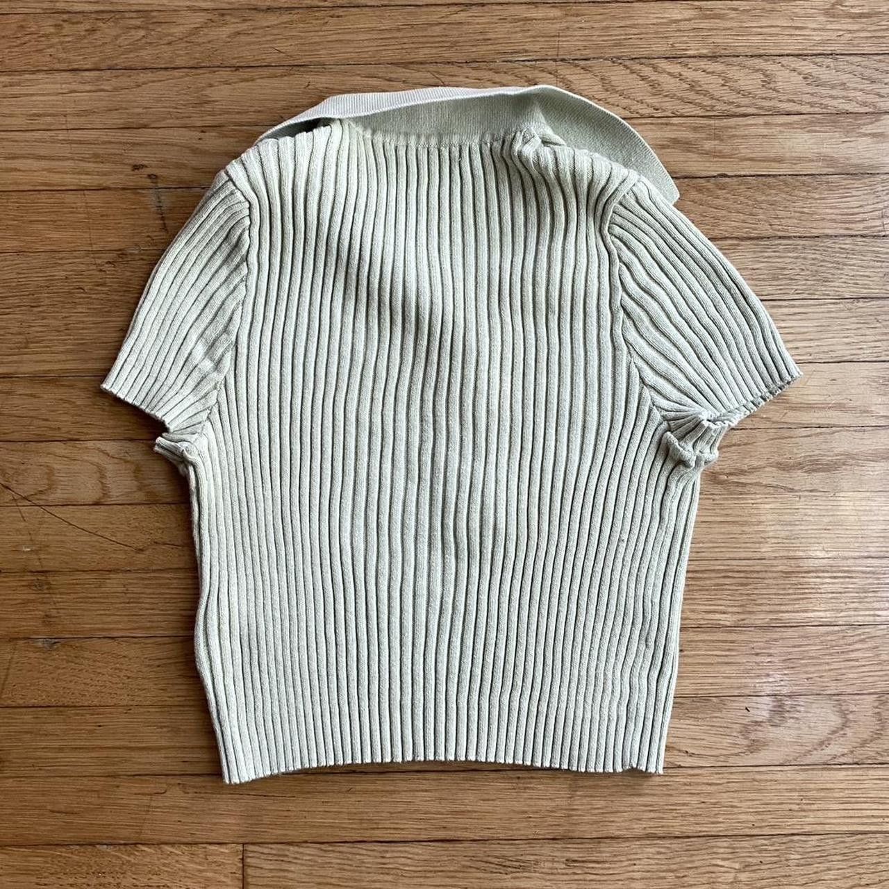 Brandy Melville Brandy Melville olive green small tee Size XS / US 0-2 / IT 36-38 - 2 Thumbnail