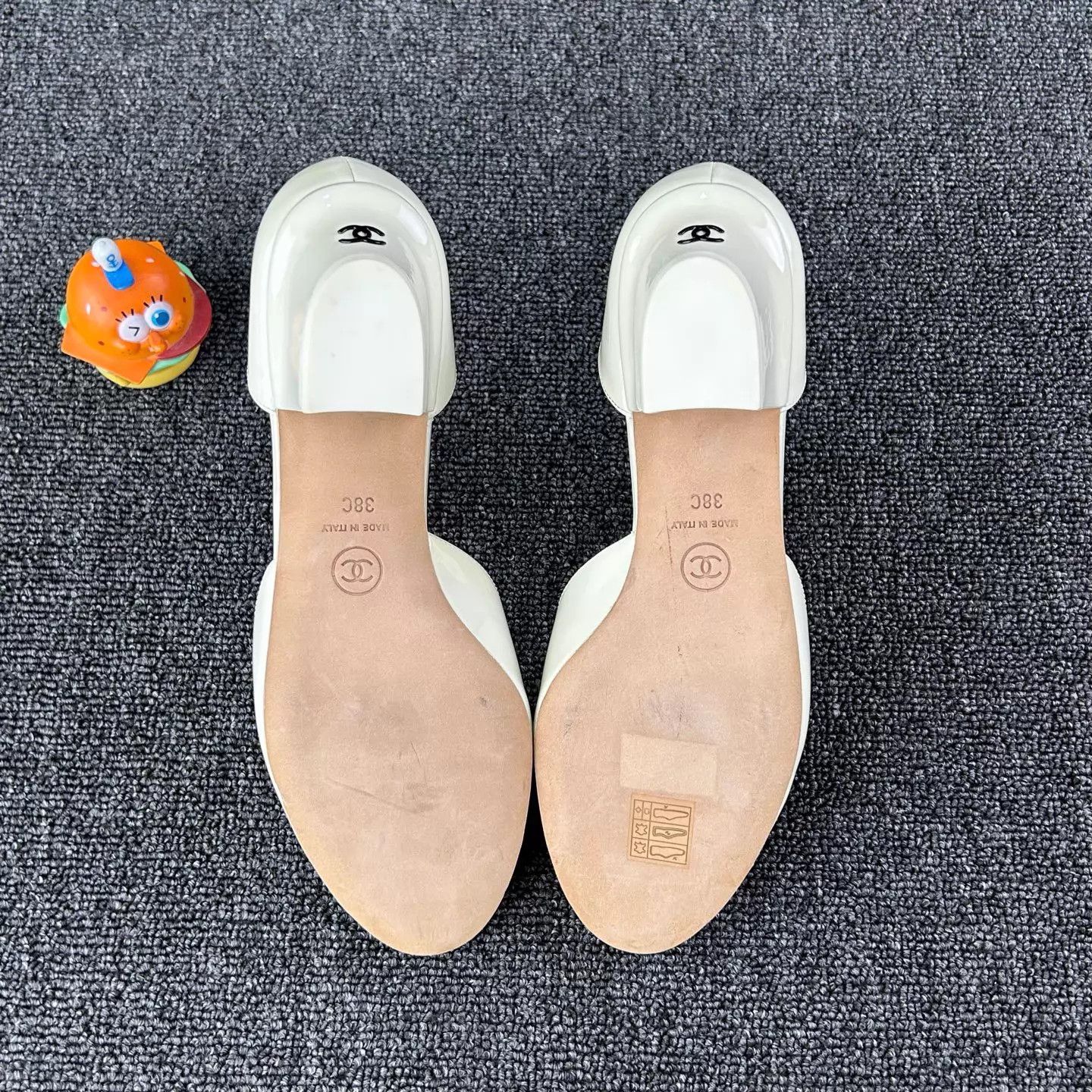 Chanel Chanel White Patent Leather Mary Jane Heels 38 Size US 7.5 / IT 37.5 - 6 Thumbnail