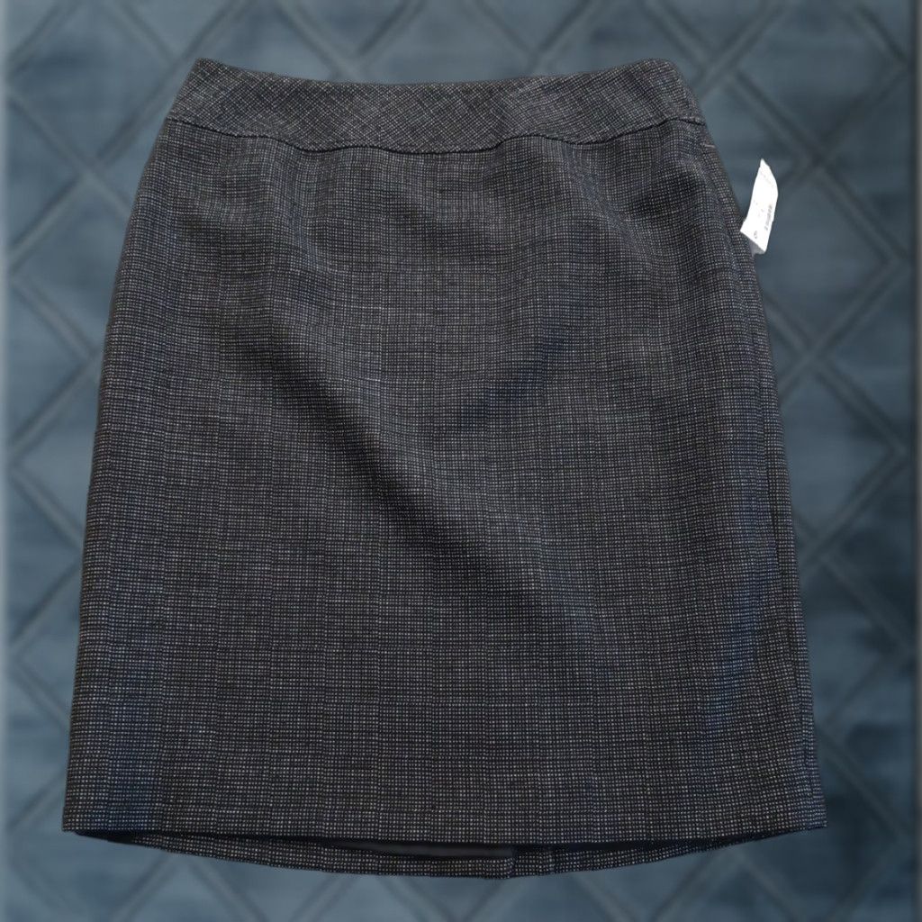 Vintage Jones Studio Black Knee Length Pencil Skirt Size 6 Lined Slit User: Jones Studio Black Knee Length Pencil Skirt Size 6 Lined Slit Size 28" / US 6 / IT 42 - 1 Thumbnail