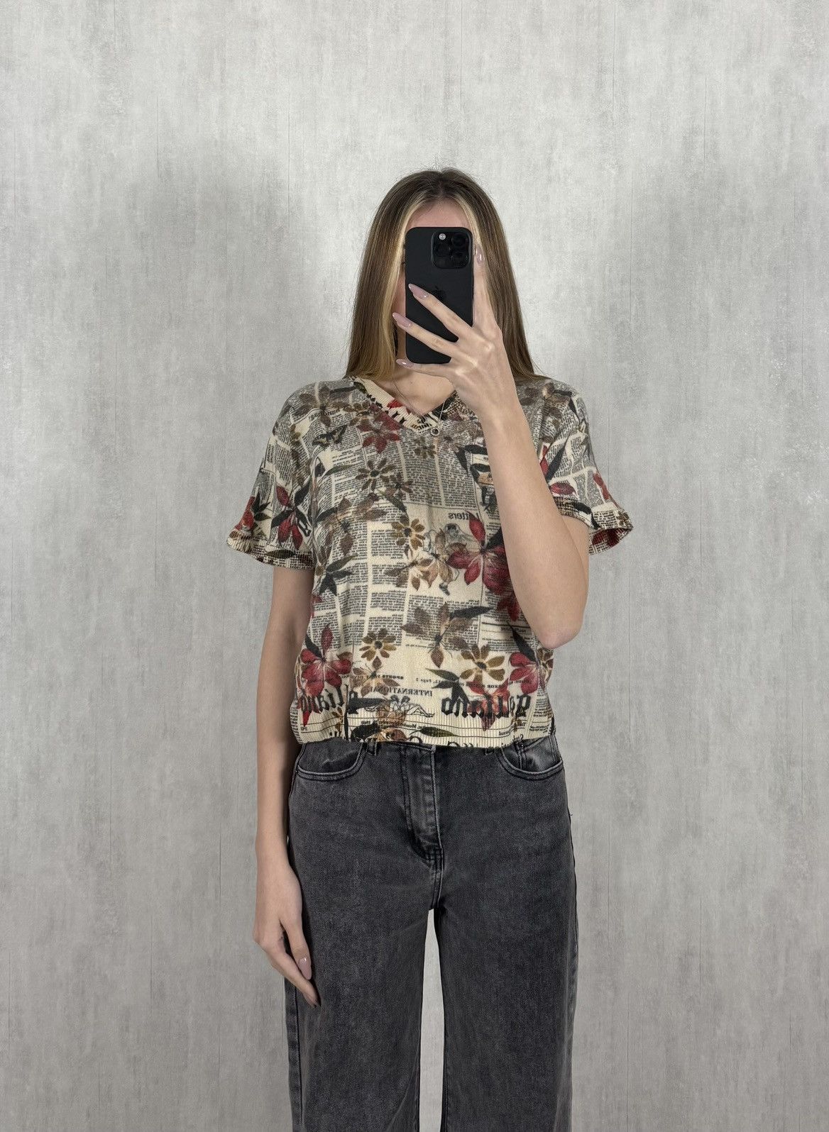 John Galliano John Galliano Newspaper Floral Print V-Neck Wool T-Shirt Size M / US 6-8 / IT 42-44 - 1 Thumbnail