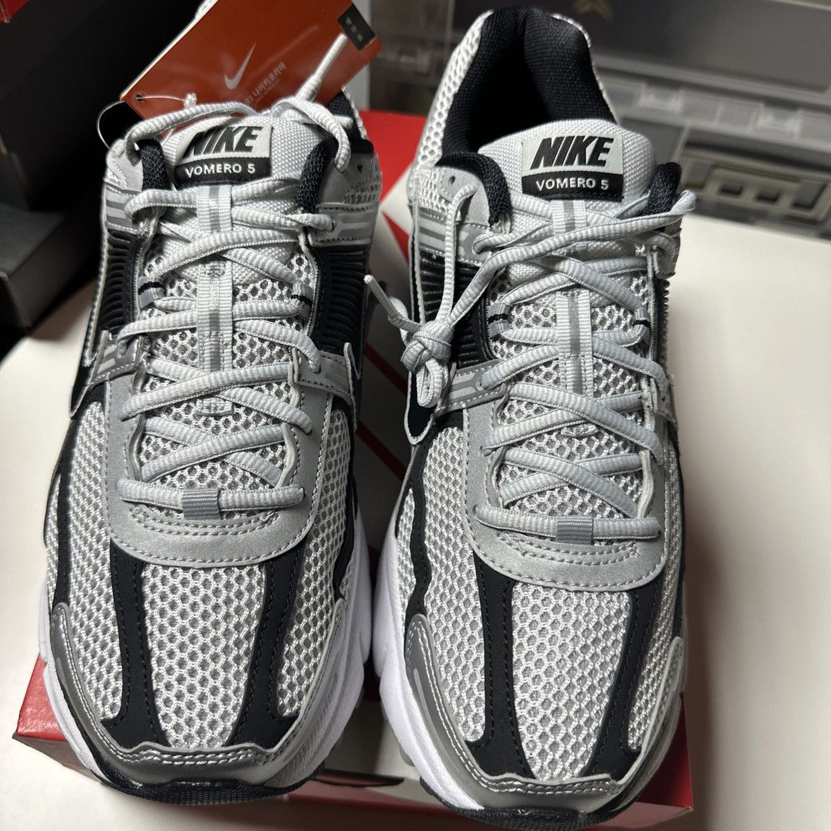 *NEW* Size 10.5 Men, 12 Wmn- Nike Vomero 5 SE Dark Grey