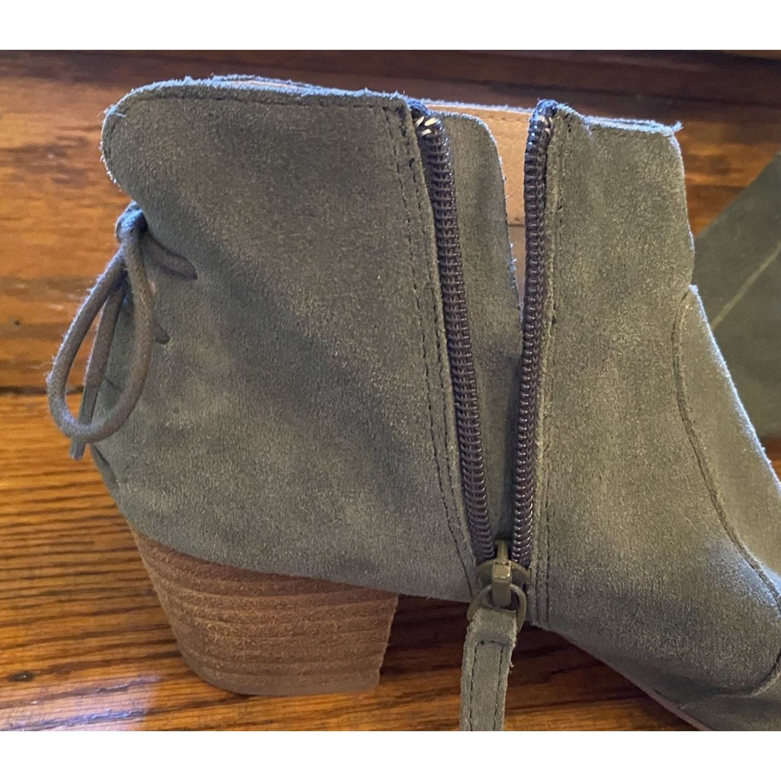 Elie Tahari Tahari Womens Boots 7.5M Green Suede Leather Lace Up Heel Size US 7.5 / IT 37.5 - 8 Thumbnail