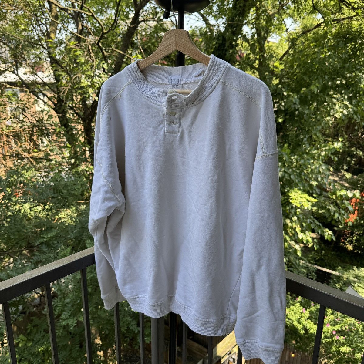 Vintage Thrashed Faded Distressed White Henley Sweatshirt ERD Grunge Size US L / EU 52-54 / 3 - 1 Thumbnail