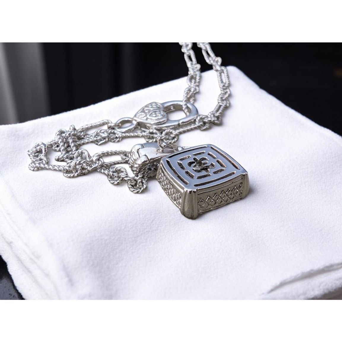 Unknown London NWOT Silver Locket Necklace with Black Gem Pendant Vintage Size ONE SIZE - 3 Thumbnail