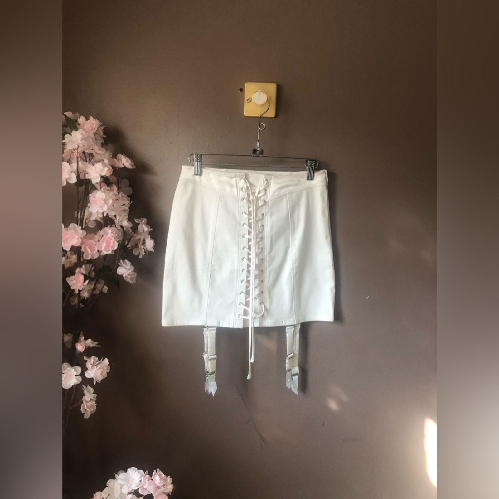 Victoria's Secret Skirt bottom White, front lace up design garter belt mini. Size 27" / US 4 / IT 40 - 3 Thumbnail