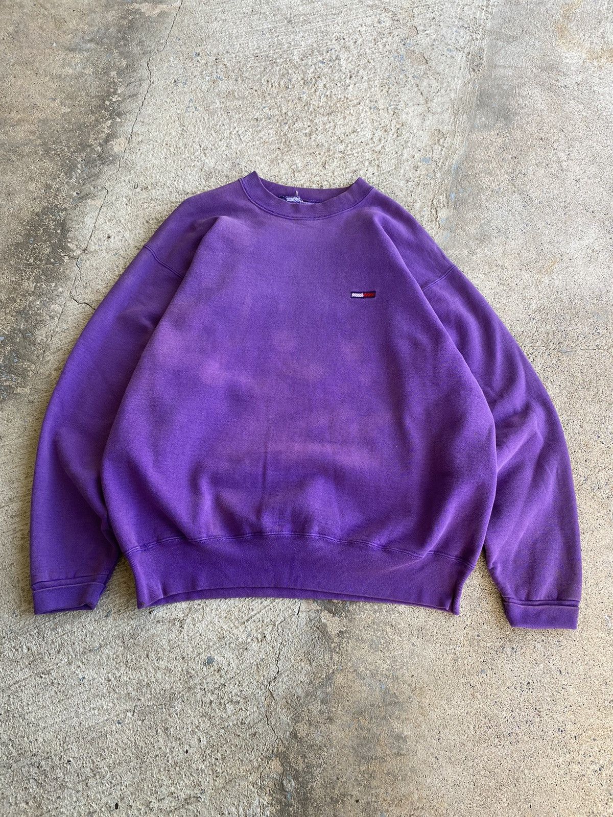 Tommy Hilfiger × Vintage Vintage 90’s Tommy Hilfiger Faded Purple Sweatshirt Size US XL / EU 56 / 4 - 1 Thumbnail