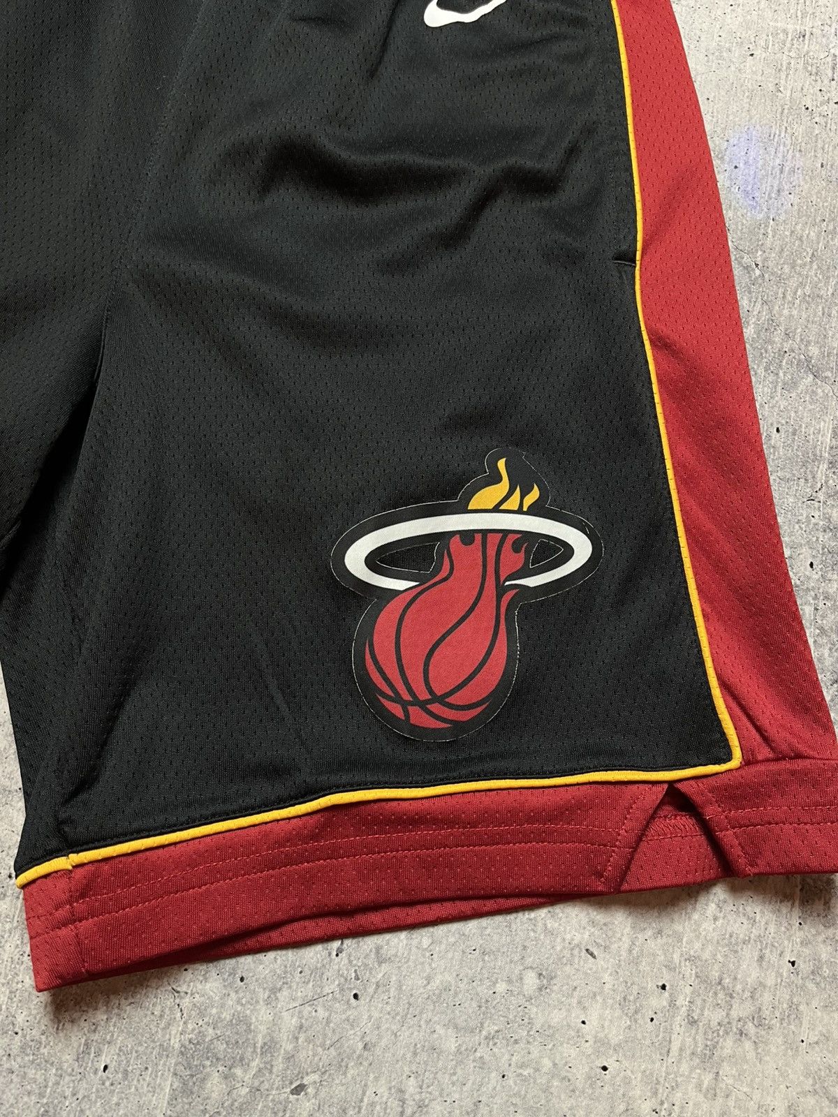 Nike NIKE MIAMI HEAT ICON EDITION NBA SWINGMAN SHORTS SIZE 30(S) Size US 30 / EU 46 - 2 Thumbnail