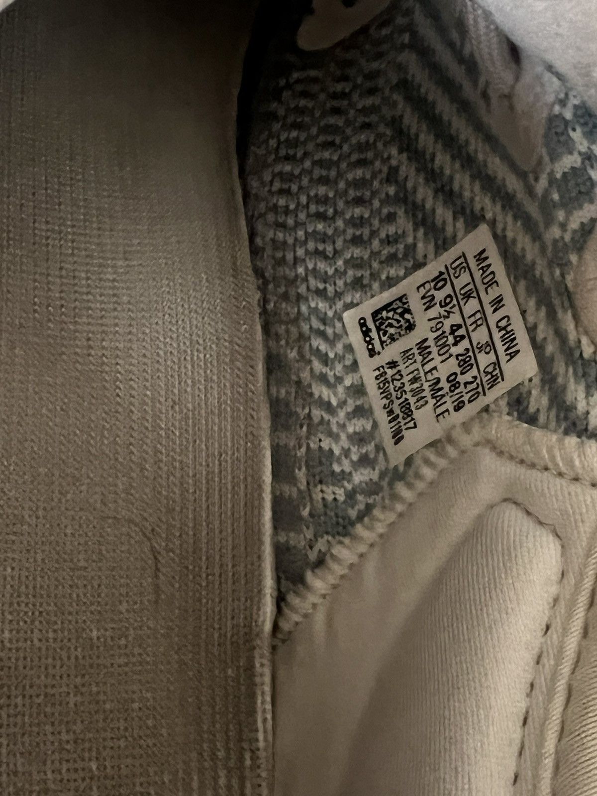 Vintage × Yeezy Yeezy 350 Cloud White Size 10 Size US 10 / EU 43 - 7 Thumbnail