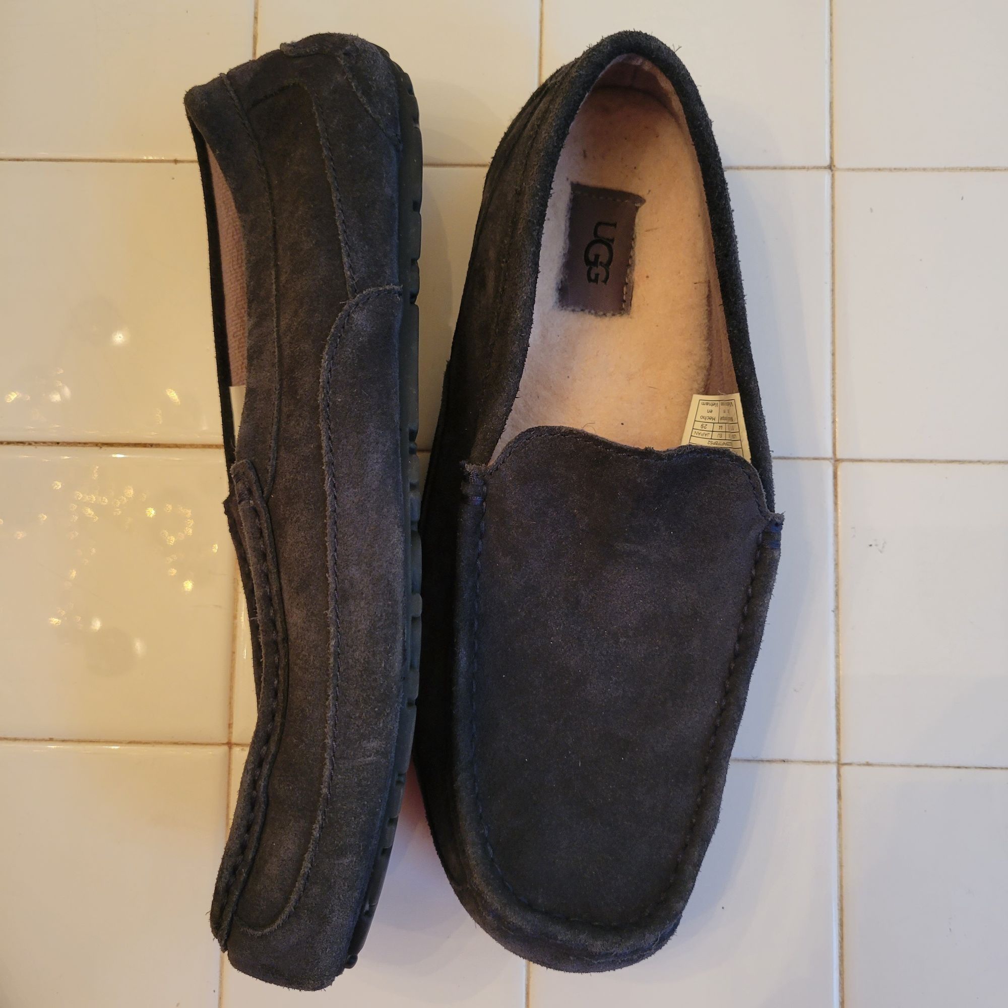 Ugg UGG 11 Leather Suede Moccasin Slippers Black 1003419 Moc Toe Size US 11 / EU 44 - 1 Thumbnail