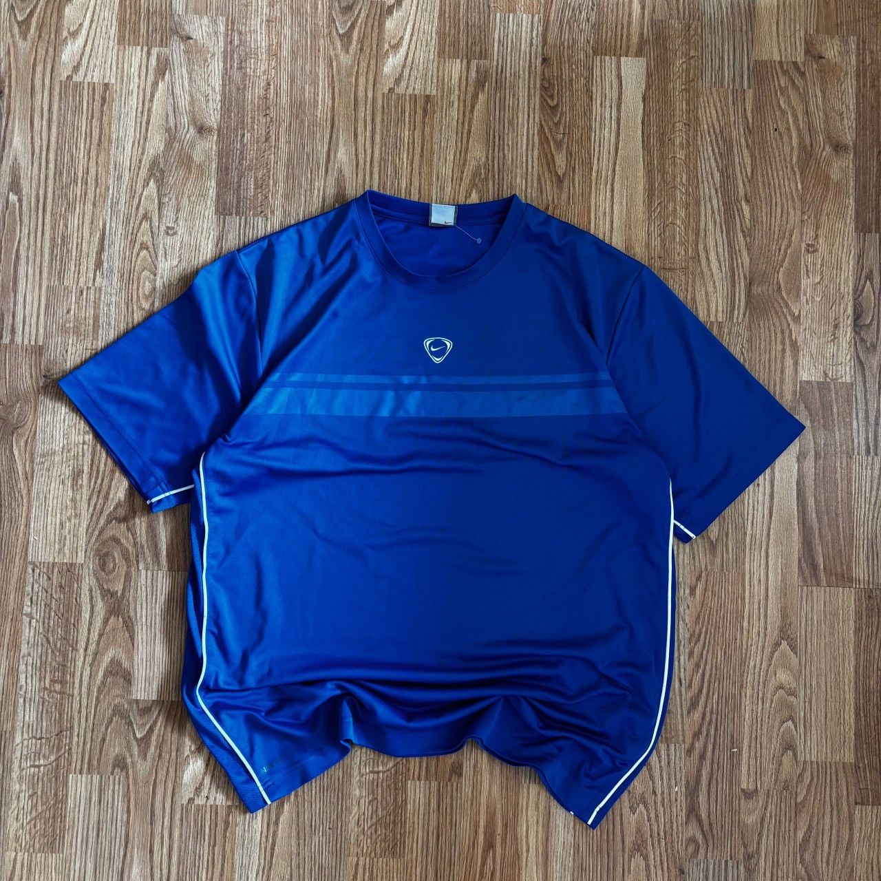 Nike Vintage Nike center logo Y2K Tshirt Size US XL / EU 56 / 4 - 1 Thumbnail