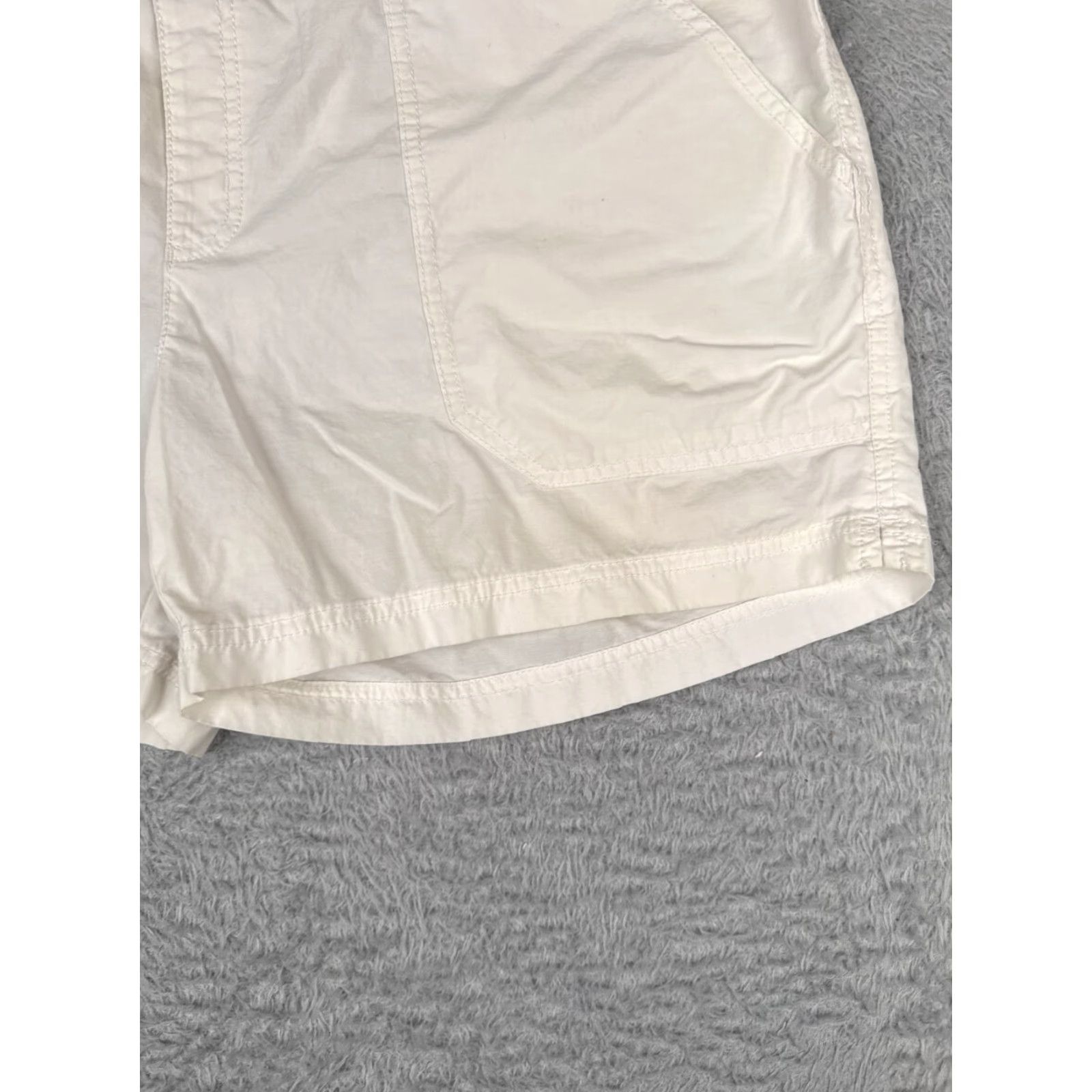 Vintage Columbia Shorts Women XL White Nylon Elastic Waist Pockets 5" Inseam Outdoor Shell 100% Nylon Womens Size 40" / US 18 - 2 Thumbnail