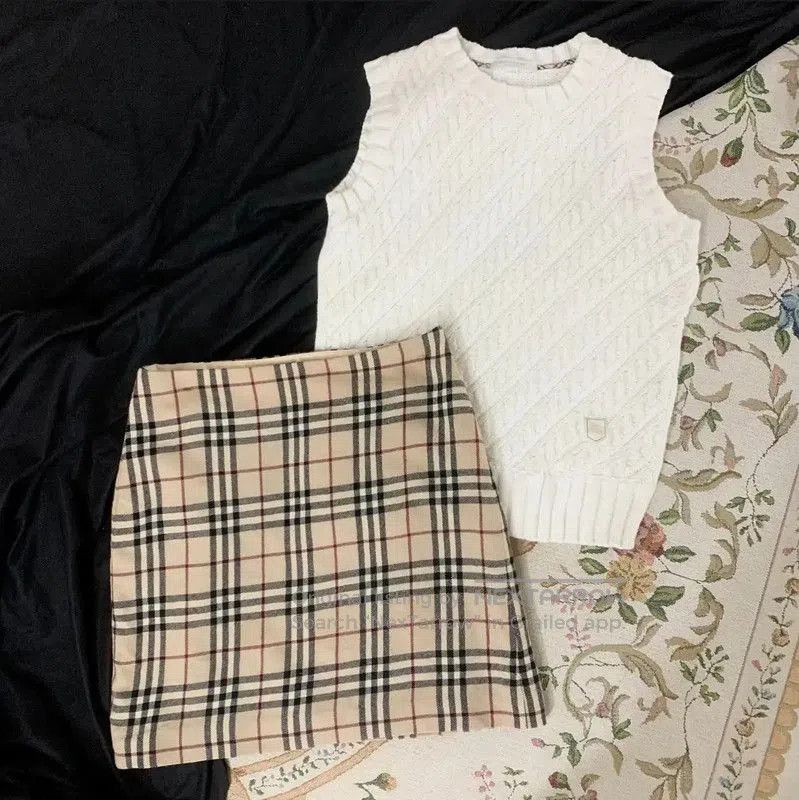Burberry Burberry Short Wool Plaid Skirt in Khaki. Size 27" / US 4 / IT 40 - 1 Thumbnail