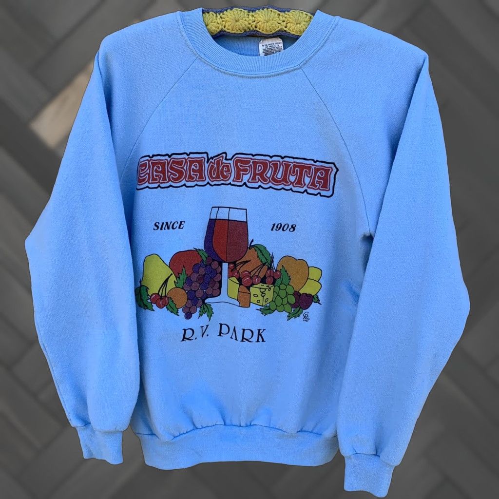 Vintage VINTAGE Casa de Fruta since 1908 RV Park raglan sweatshirt c 1987 80s 1980s M blue unisex adults pullover crew neck long sleeve graphic 80s 1980s Size US M / EU 48-50 / 2 - 1 Thumbnail