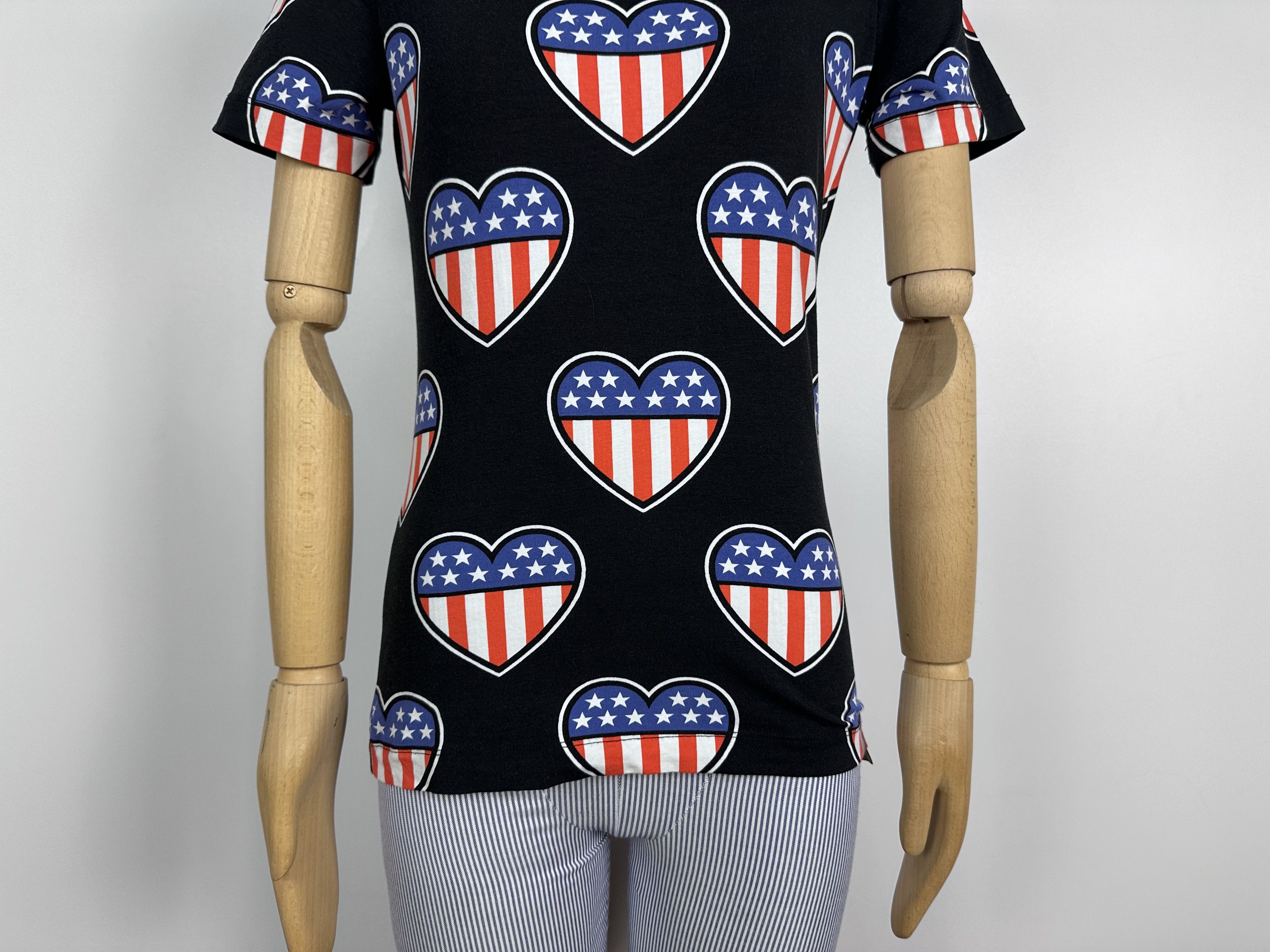 Love Moschino × Moschino Love Moschino T-Shirt Heart USA Flag Print Stars Stripes Size XS / US 0-2 / IT 36-38 - 4 Thumbnail