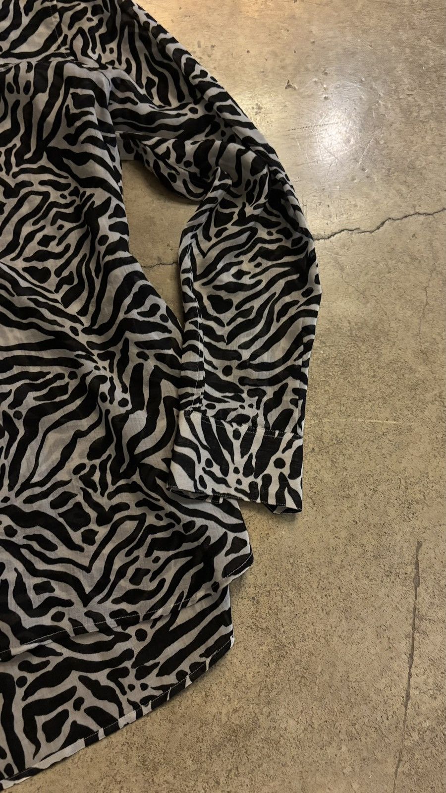 Saint Laurent Paris saint laurent ss'20 tiger print wool button shirt Size US L / EU 52-54 / 3 - 3 Thumbnail