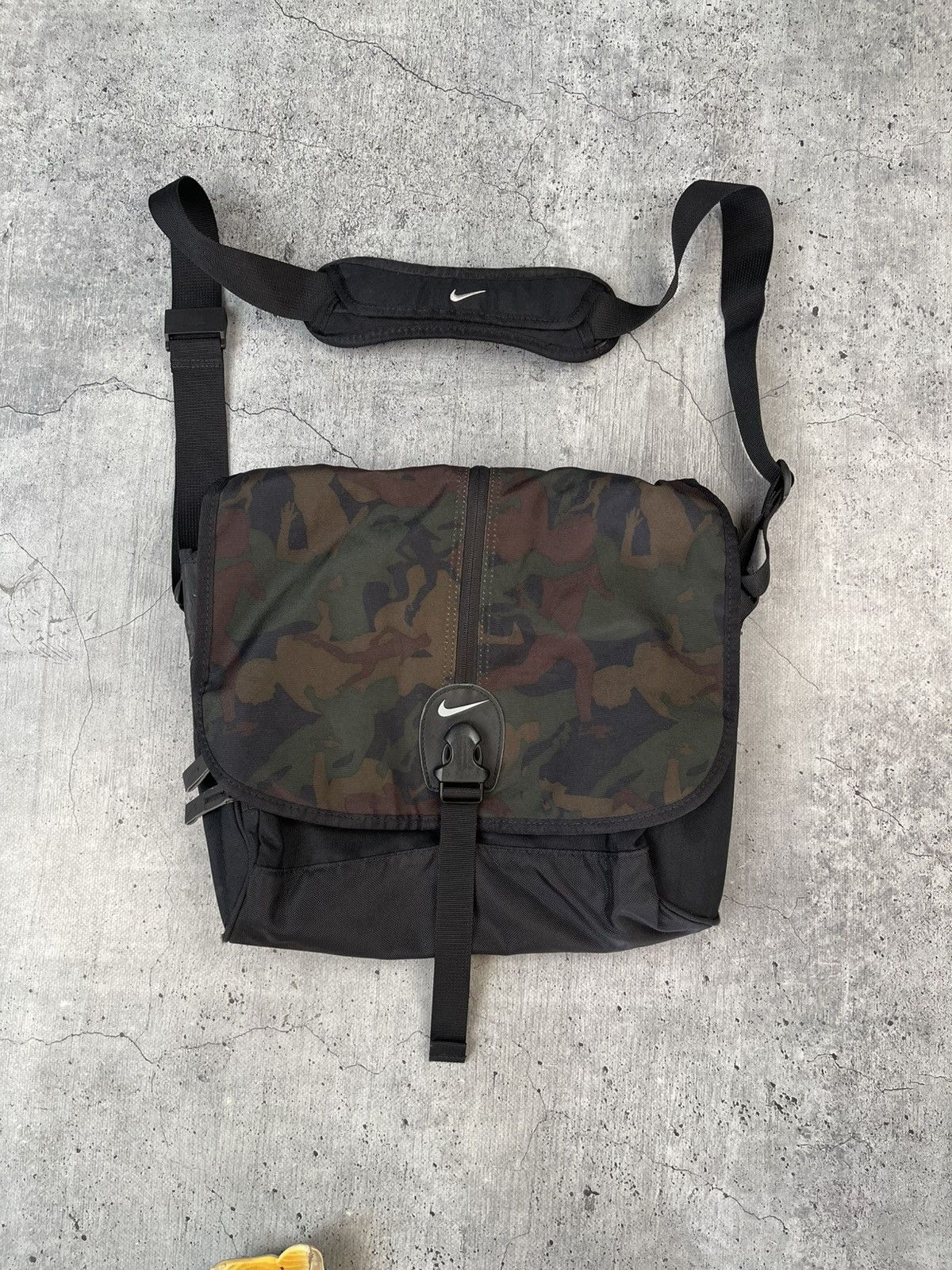 【ひいらぎ】NIKE CORDURA メッセンジャーバッグ 00s y2k 🥷 Vintage y2k Nike Cordura Messenger Bag