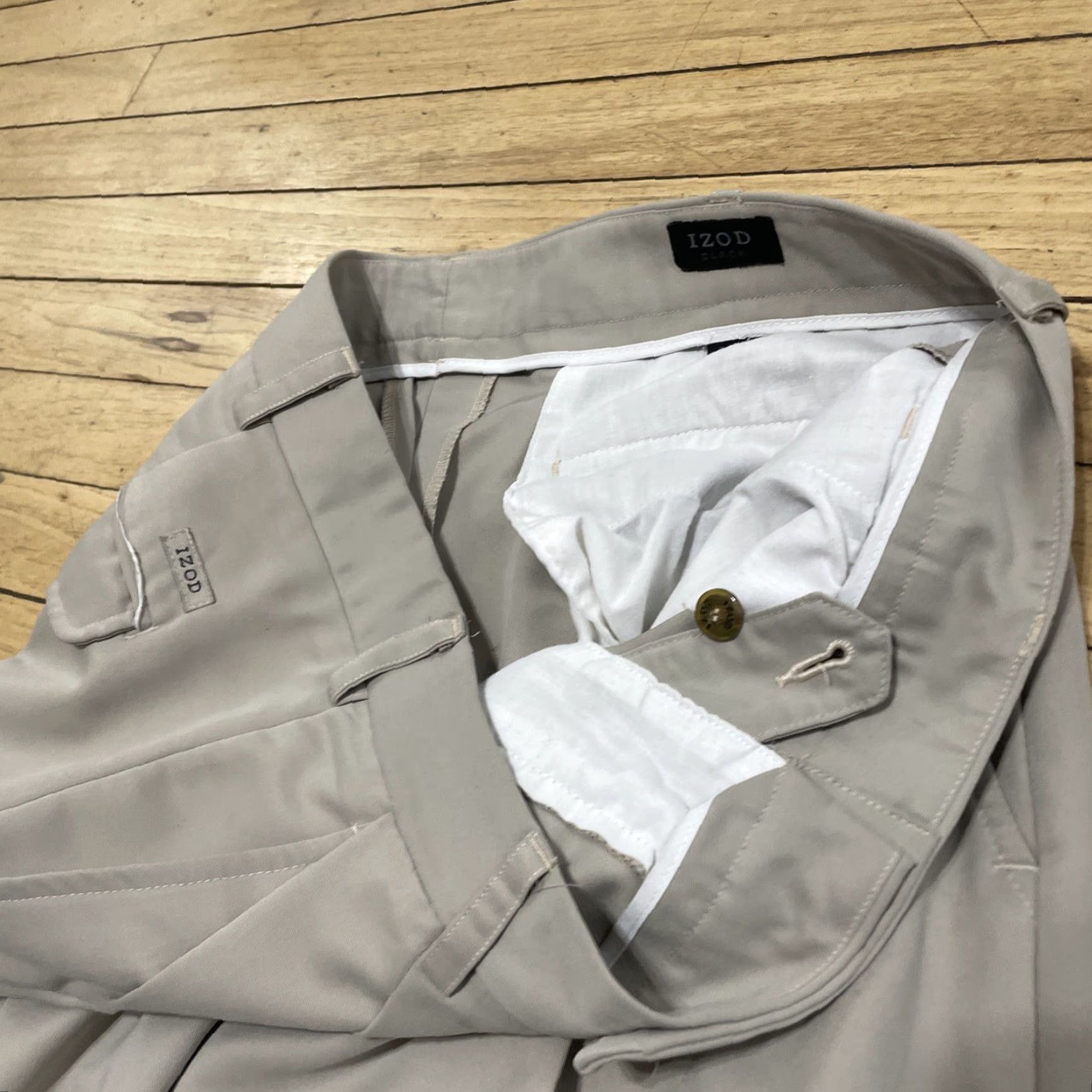 Izod VINTAGE Izod Men 34x28 Pleated Golf Pants Chino Beige Khaki Light 90s Logo Preppy Retro Classic Golf Pant Shirt? Size US 34 / EU 50 - 7 Thumbnail