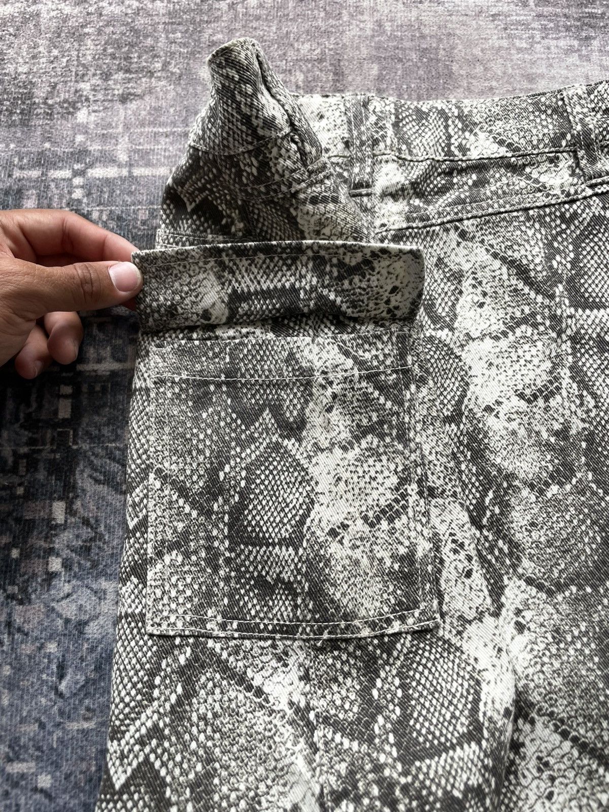 Japanese Brand Sureve Snake Skin Design Mini Pocket Skirt Size 26" / US 2 / IT 38 - 5 Thumbnail