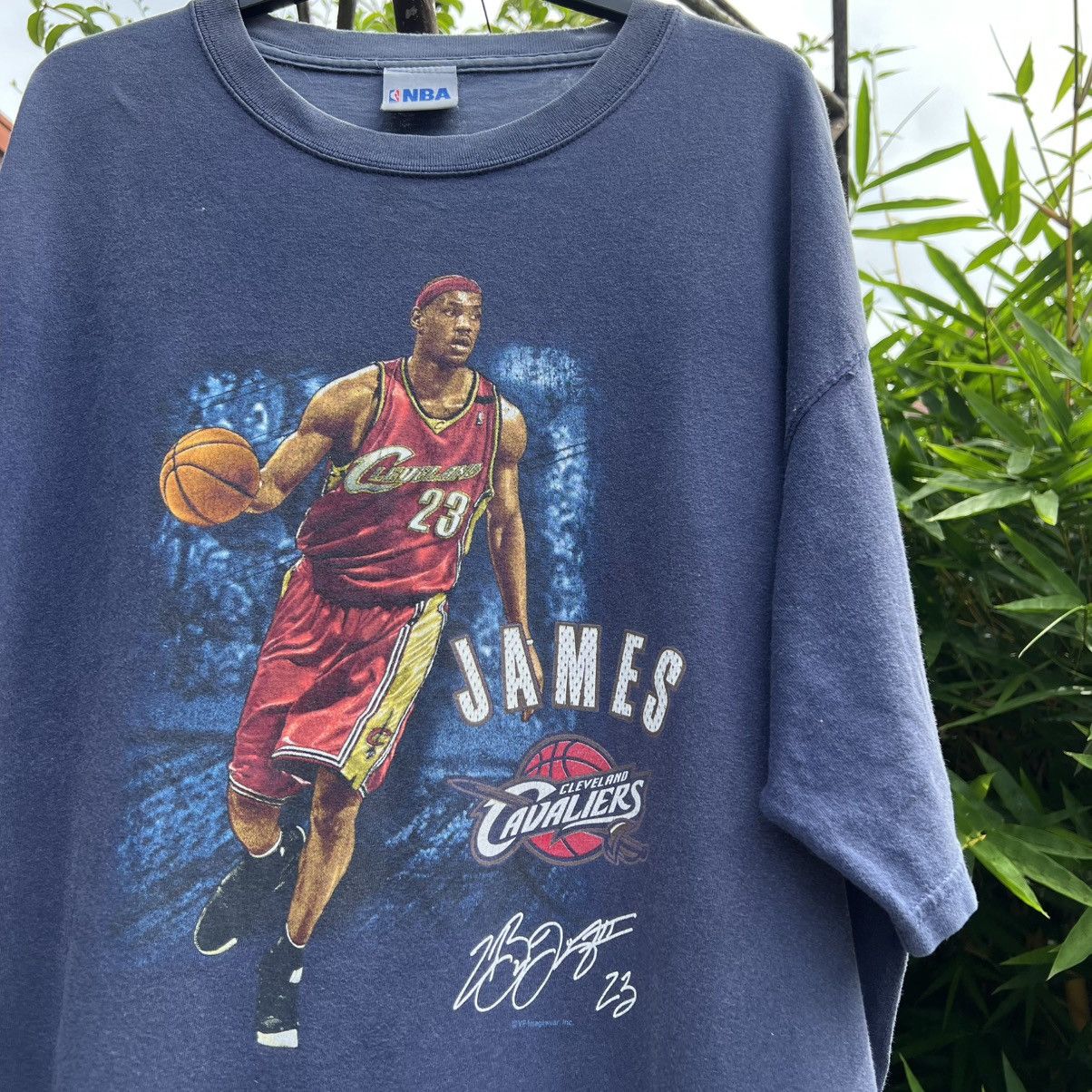 NBA VTG ‘00s Lebron James Cleveland Cavalier Rookie Tee Shirt Size US XL / EU 56 / 4 - 1 Thumbnail