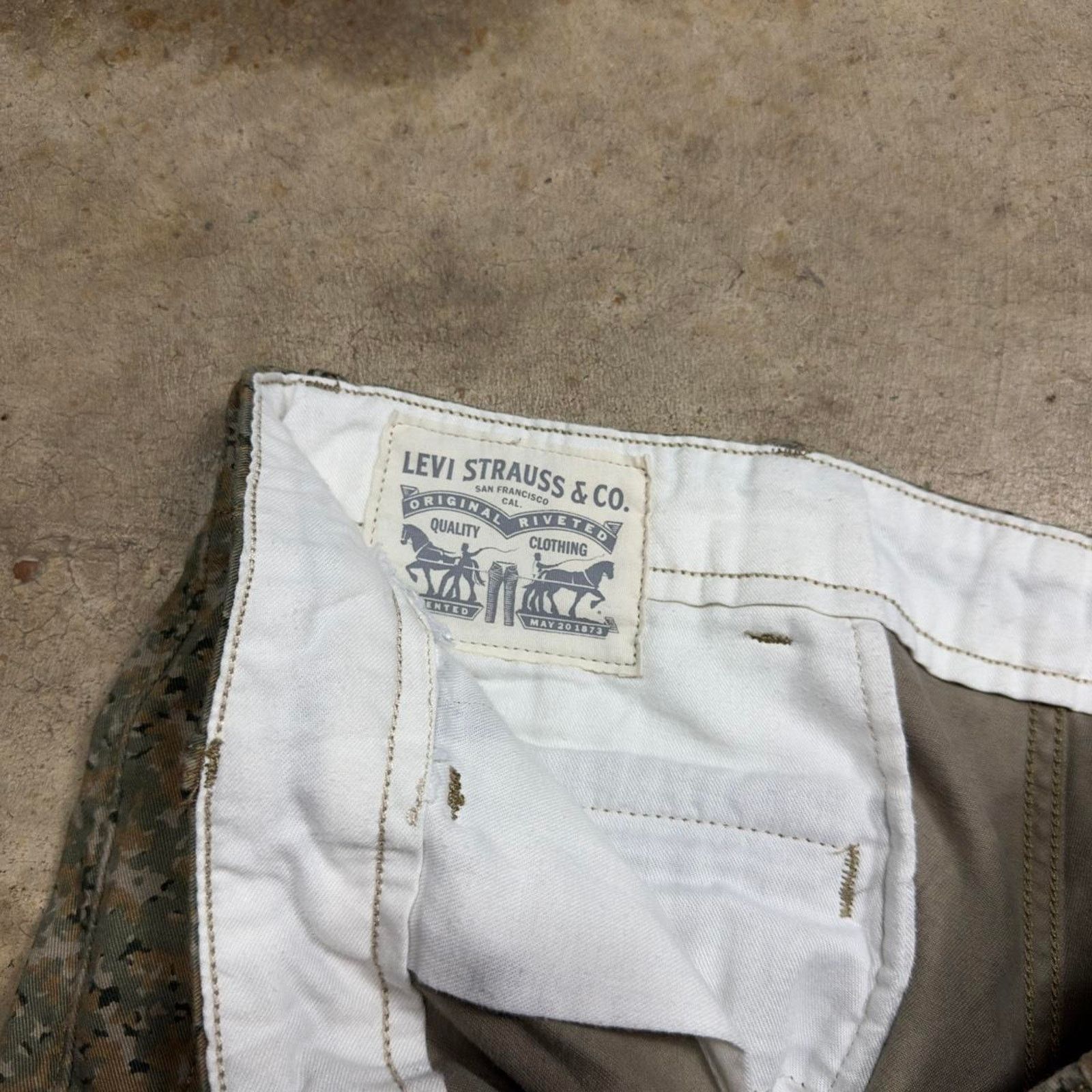 Japanese Brand × Levi's Levi’s Y2K Camouflage White Tab Cargo Pants Size US 34 / EU 50 - 2 Thumbnail