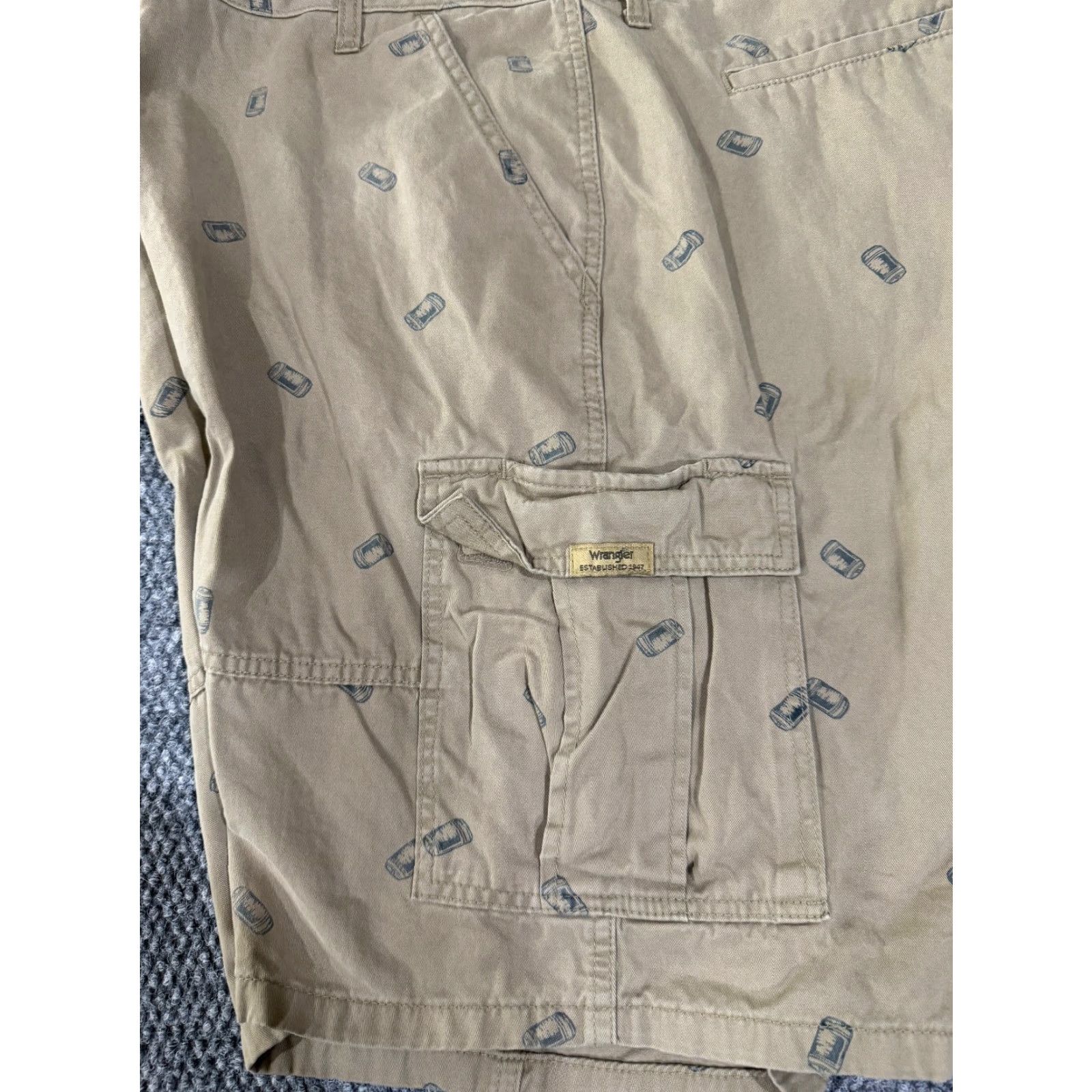 Wrangler Wrangler Cargo Shorts Mens 42 Beige Printed Casual Pockets Beer Cans Cargo Pocket Zip Front 10in Inseam Regular Waist 42 Summer Spring Mens Size US 42 / EU 58 - 4 Thumbnail