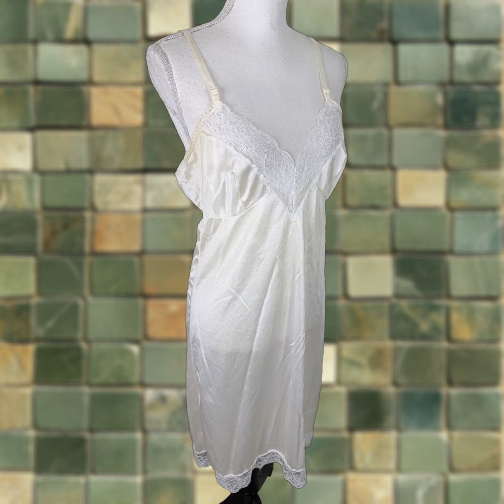 Vintage VINTAGE Delicates Slip Dress Nightgown Womens Medium White Satin Polyester Floral 36 D3S Size M / US 6-8 / IT 42-44 - 1 Thumbnail