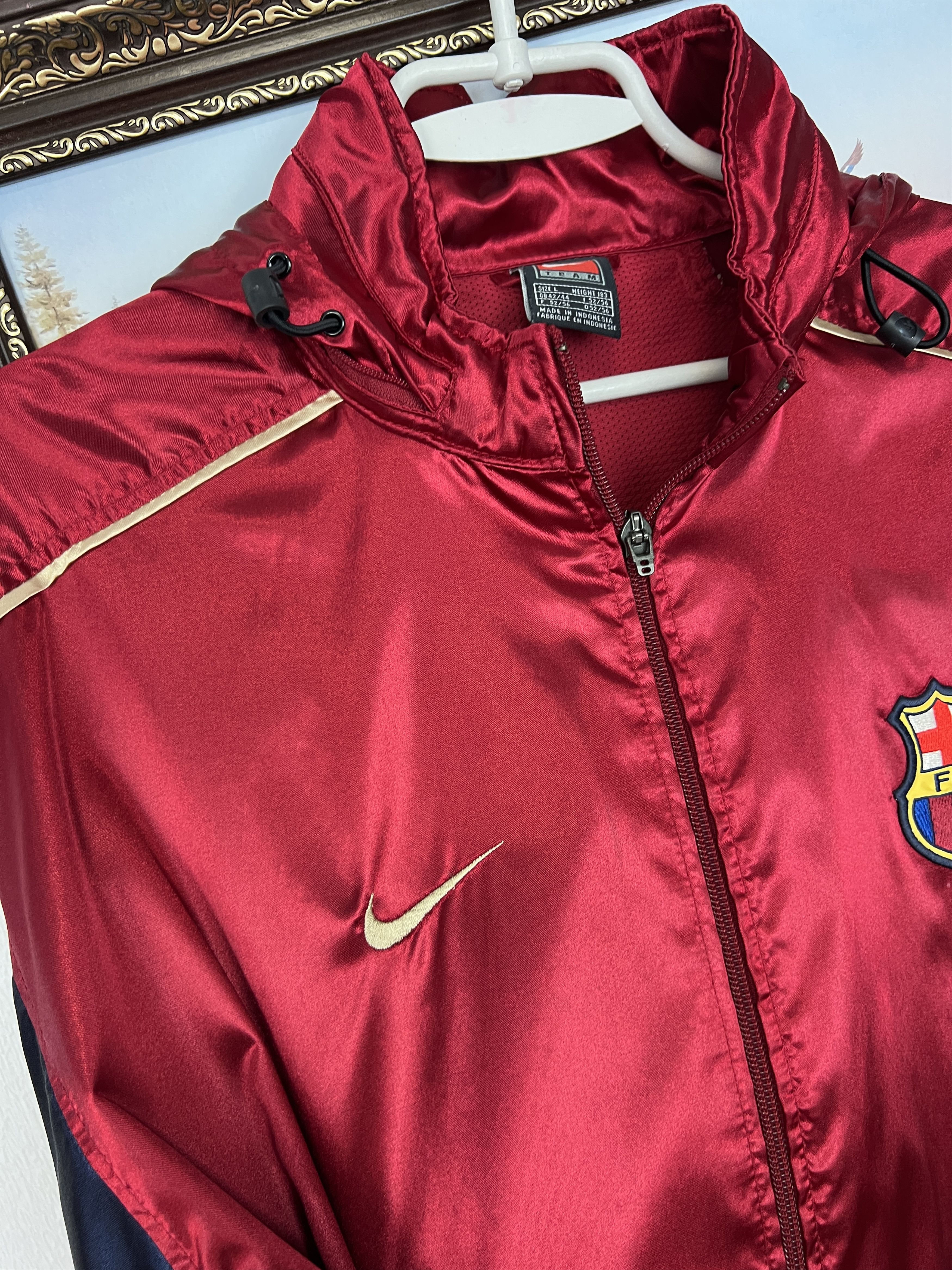 Nike Vintage Nike FC Barcelona Nylon Red Jacket Soccer Size US L / EU 52-54 / 3 - 4 Thumbnail