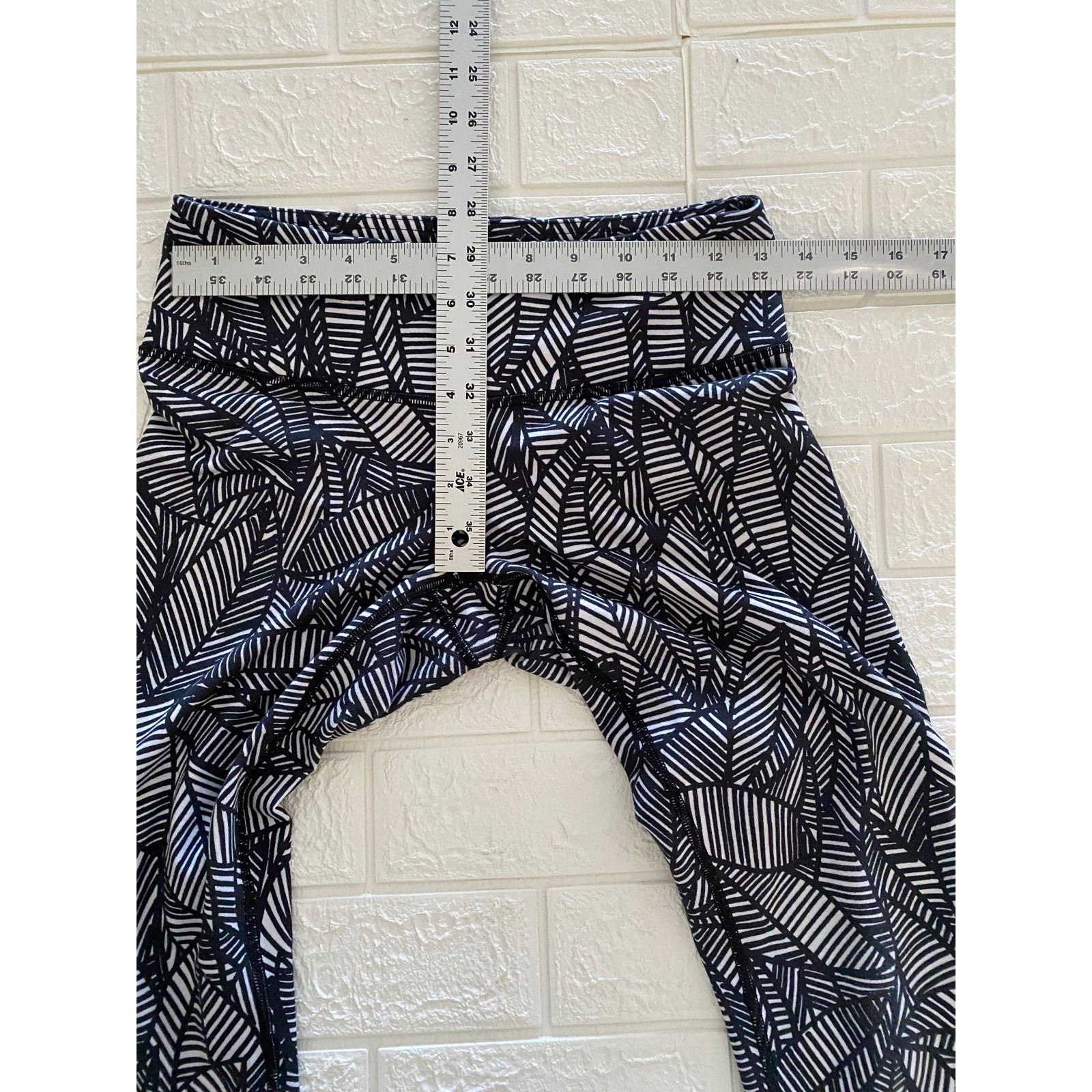 Lululemon Lululemon legging size 6 white and Black Size 28" / US 6 / IT 42 - 4 Thumbnail