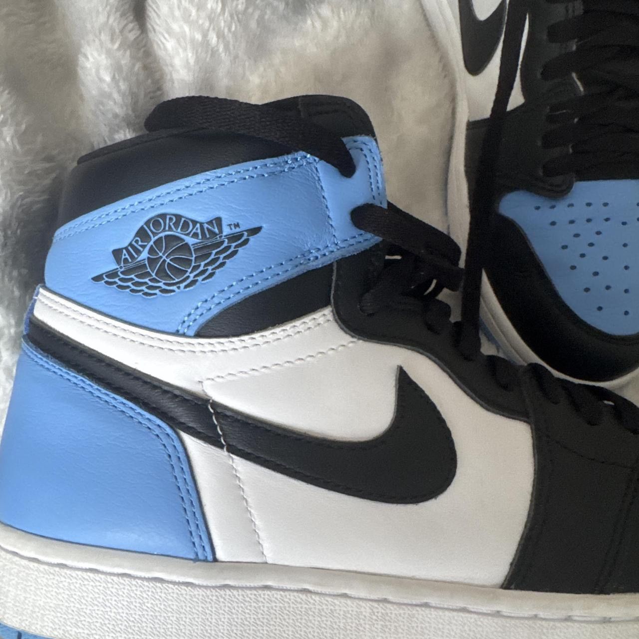 Nike Nike Air Jordan 1 Retro High OG UNC Size US 9 / EU 42 - 6 Thumbnail