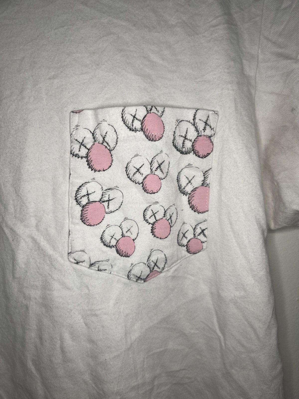 Kaws × Uniqlo White KAWS x Uniqlo pocket T-shirt Size US S / EU 44-46 / 1 - 1 Thumbnail