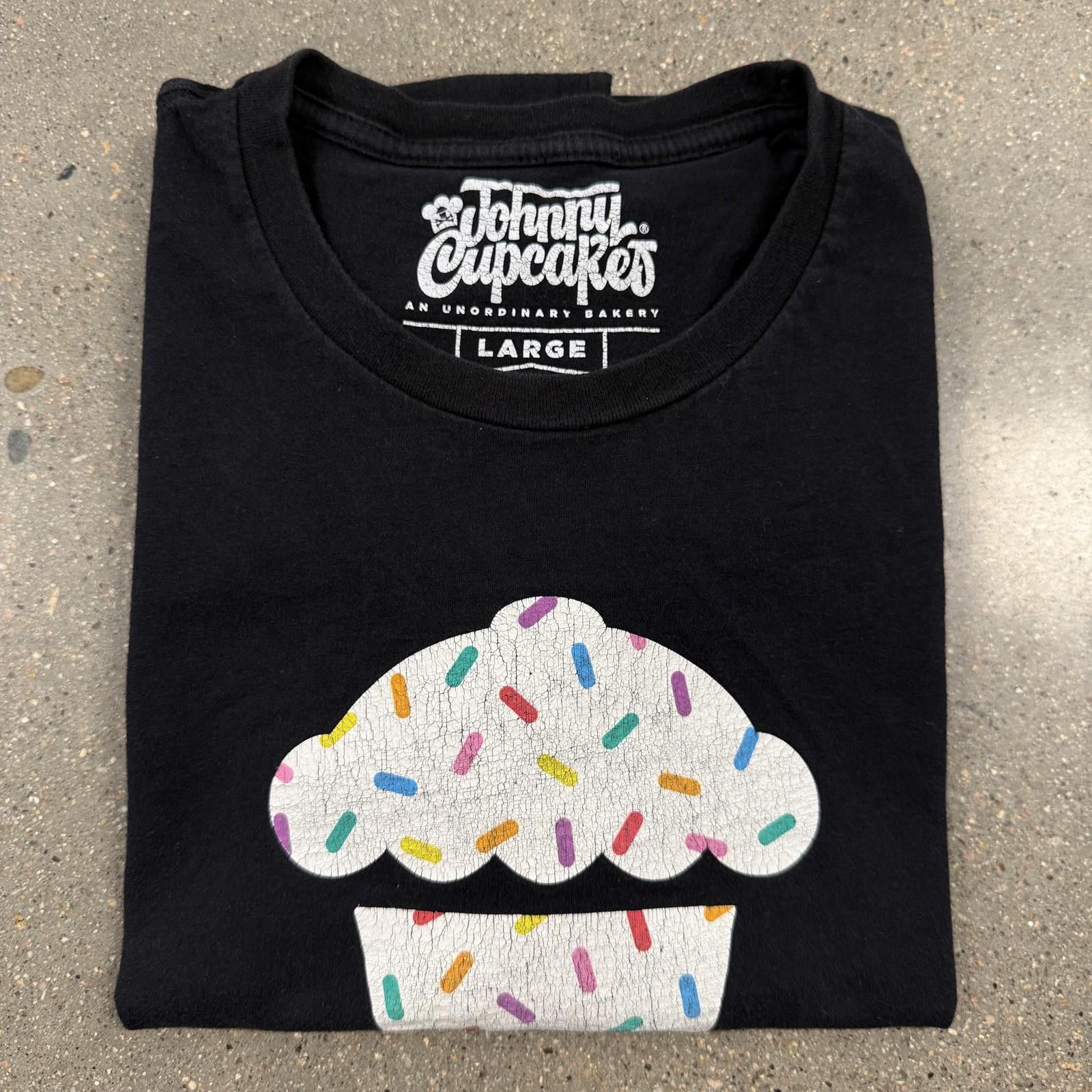 Johnny Cupcakes Vtg Johnny Cupcakes Sprinkles Crossbones T-Shirt Rare - L Size US L / EU 52-54 / 3 - 7 Thumbnail
