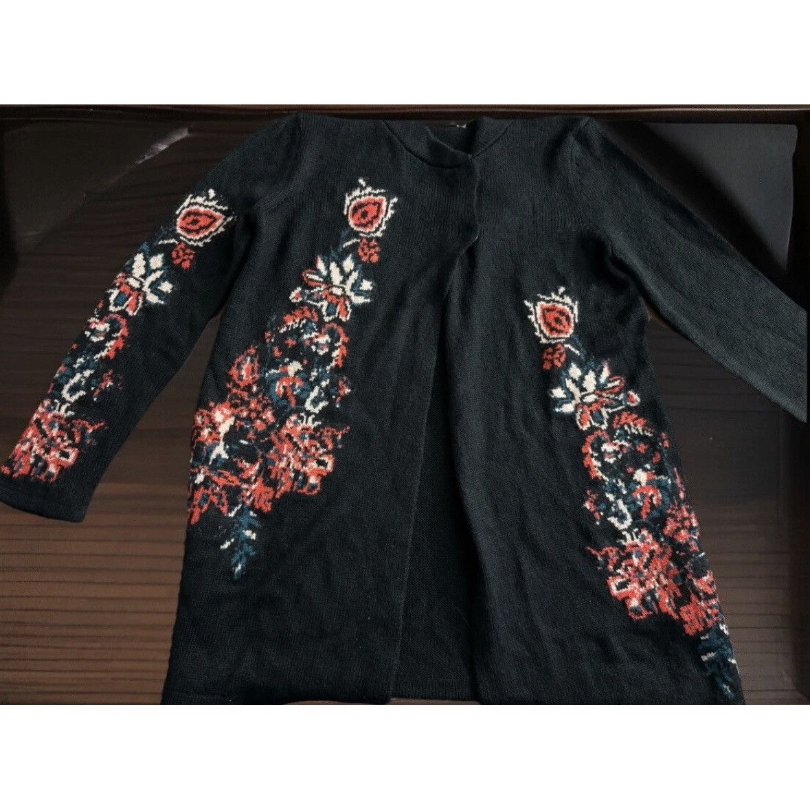 Neiman Marcus Neiman Marcus Embroidered Floral Cardigan Black M Size M / US 6-8 / IT 42-44 - 4 Thumbnail